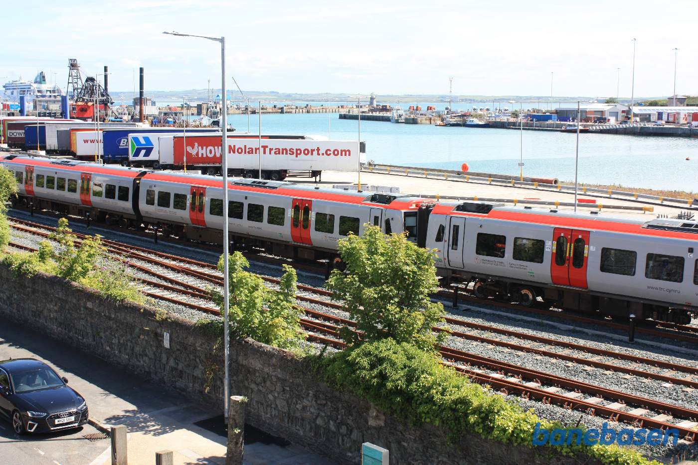 Persontogsmateriel opstillet på P-risten. Havnebassinet deler stationen i en øst og vestlig del