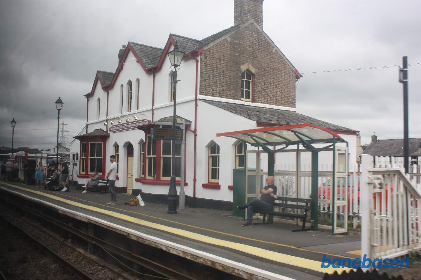 Stationsbygningen med det lange navn