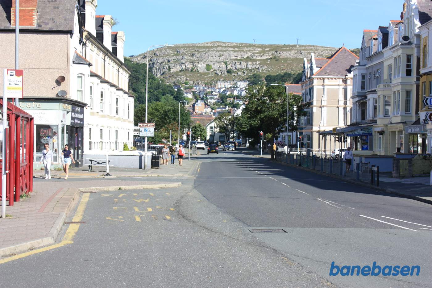 Fra stationens forplads ses toppen af bjerget The Great Orme tydeligt