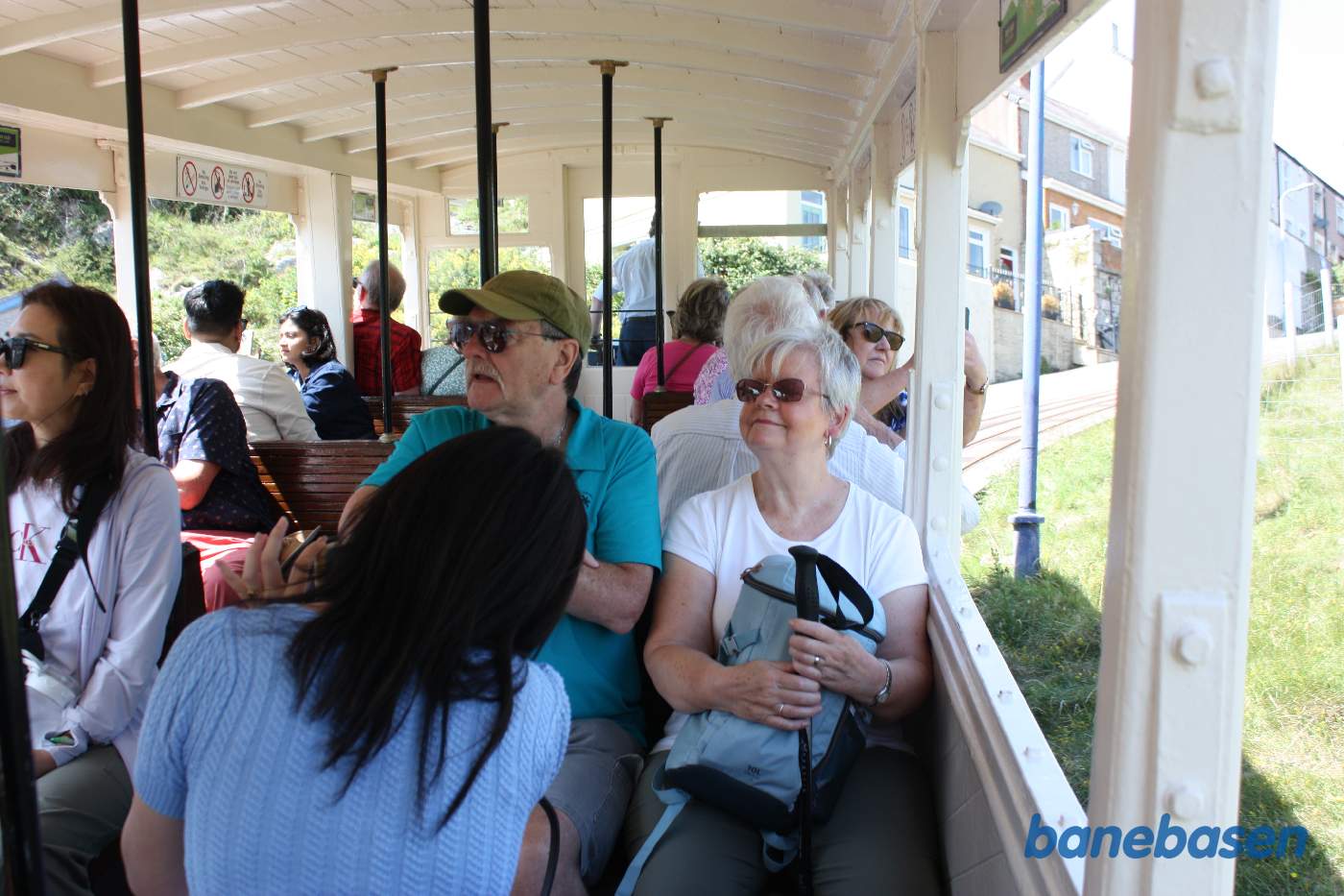 Sporvognen fyldt med glade turister på vej op mod toppen