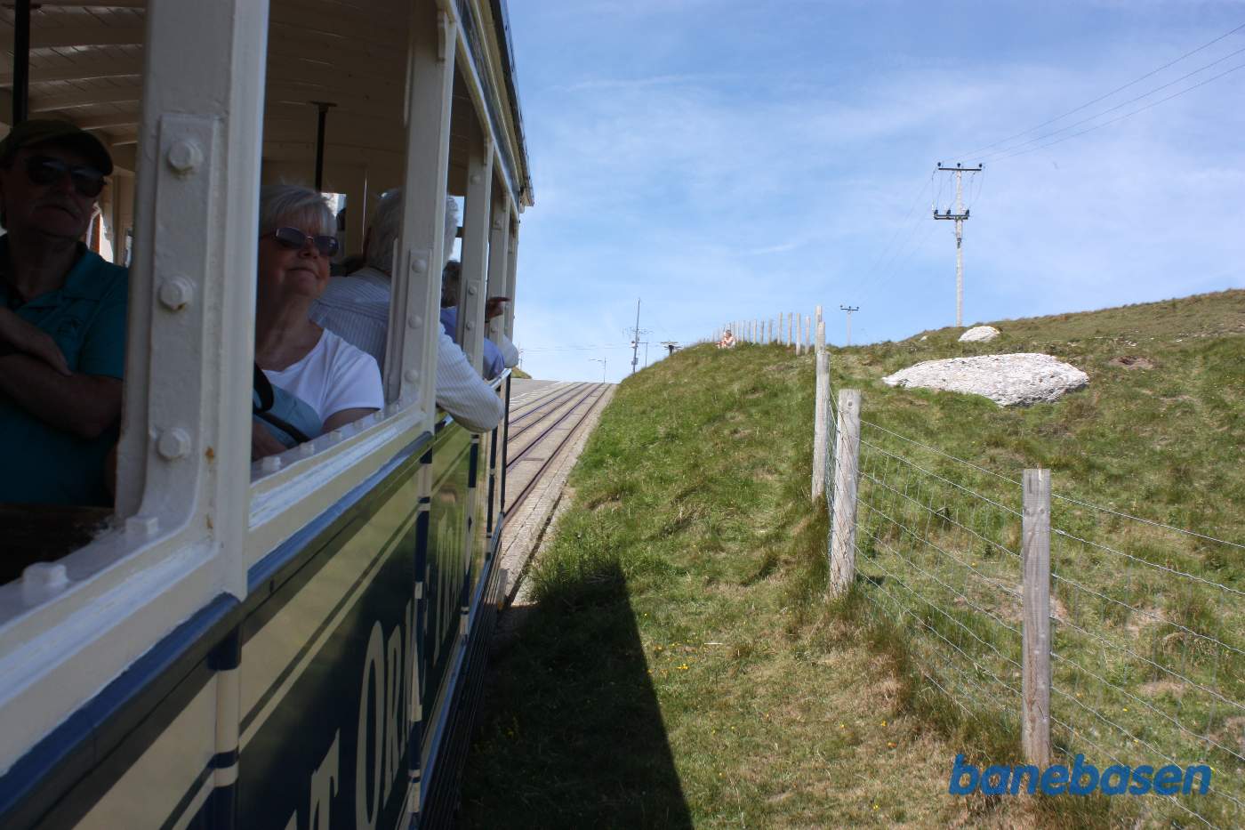 Sporvognen nærmer sig mellemstationen