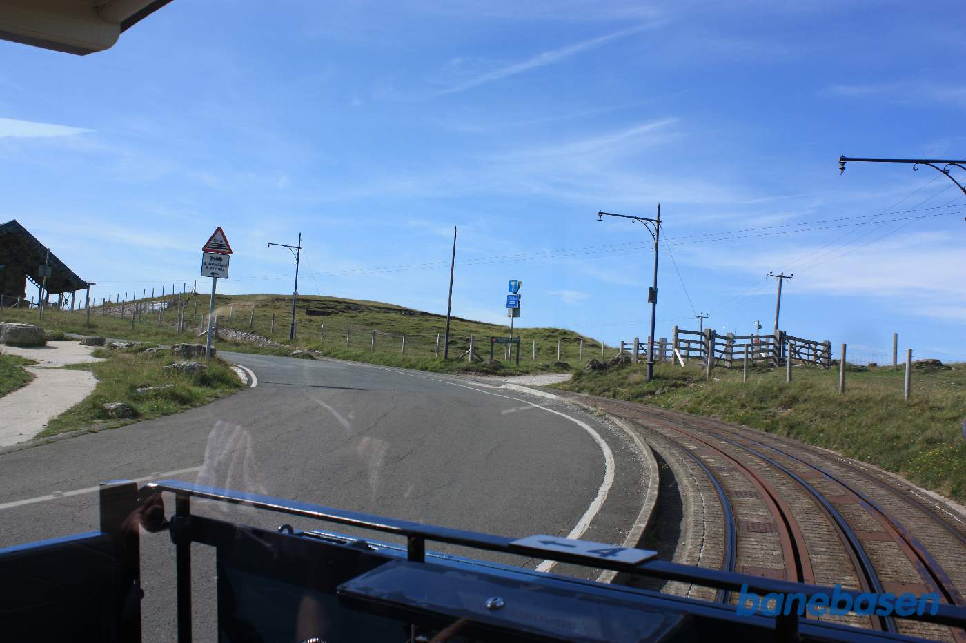 Sporvognen nærmer sig mellemstationen, hvis tag lige kan skimtes til venstre i billedet