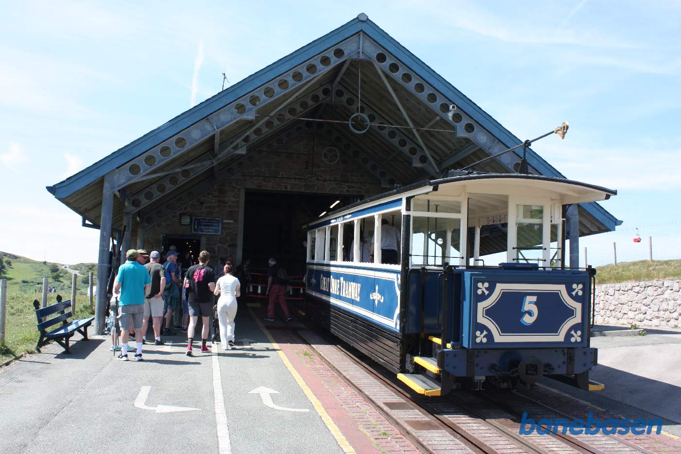 Sporvognen ankommet til mellemstationen og turisterne stiger ud