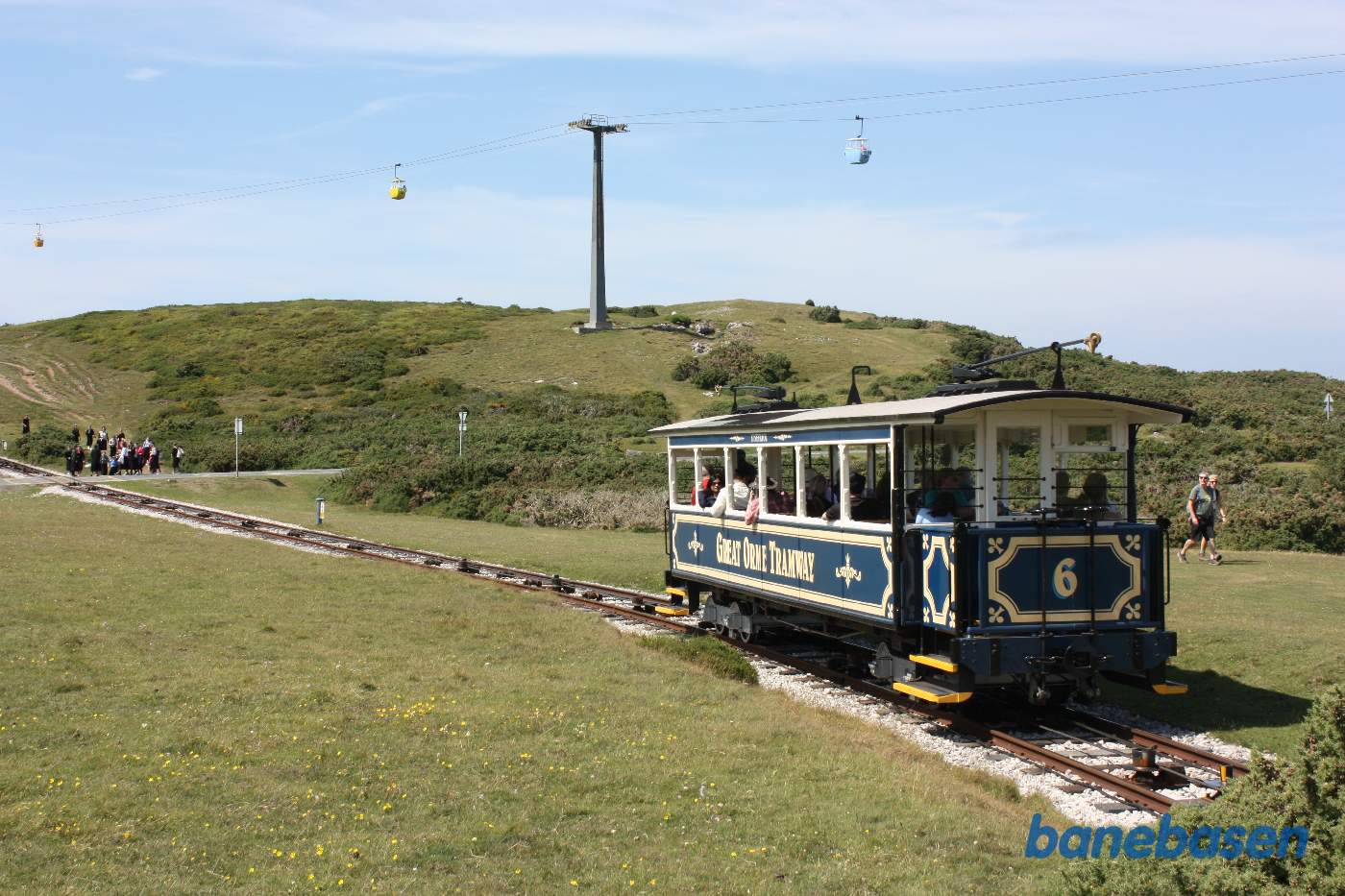 Sporvognen har netop forladt mellemstationen på vej op ad bjerget