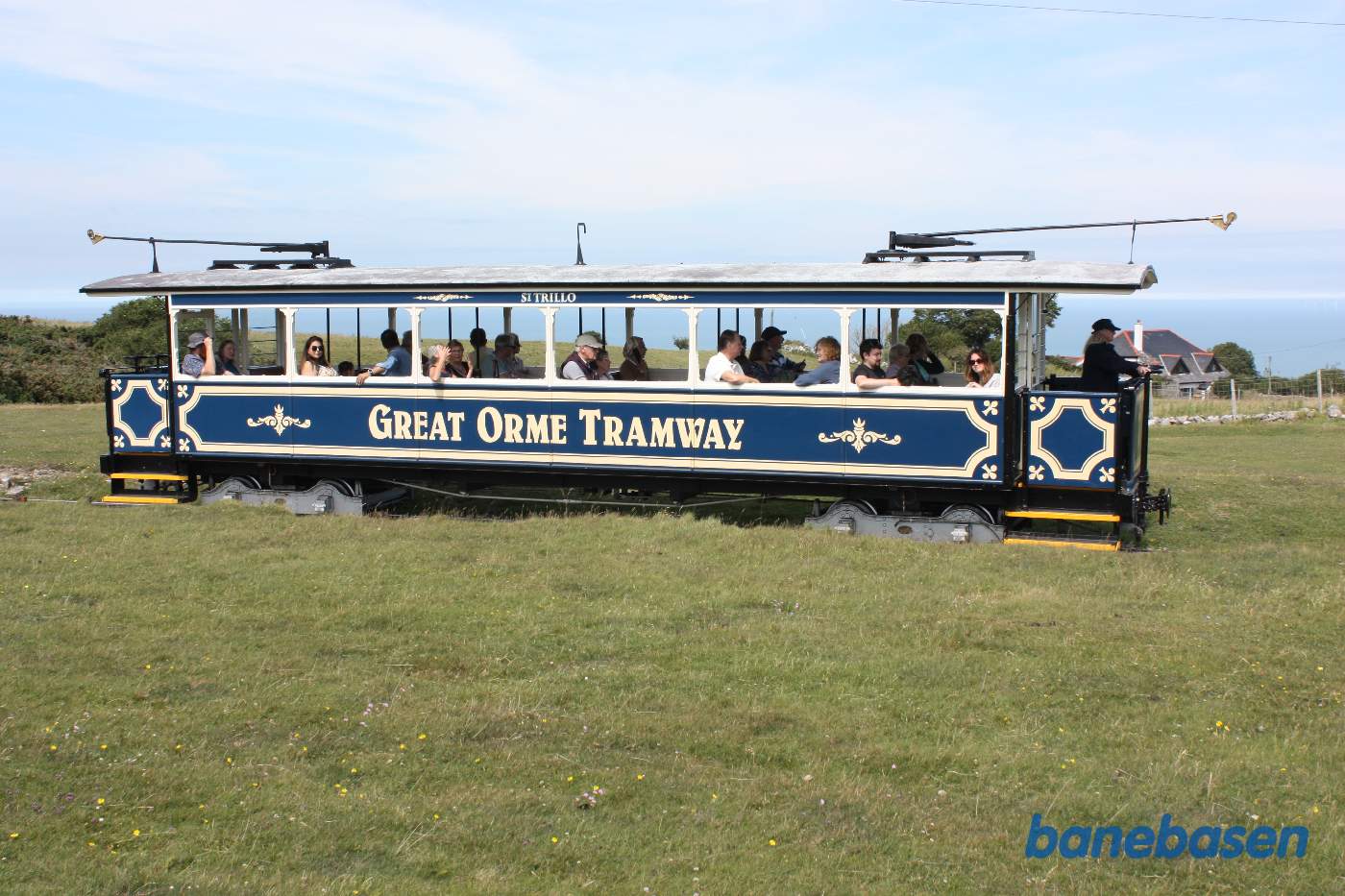 Den anden sporvogn meget tæt på mellemstationen