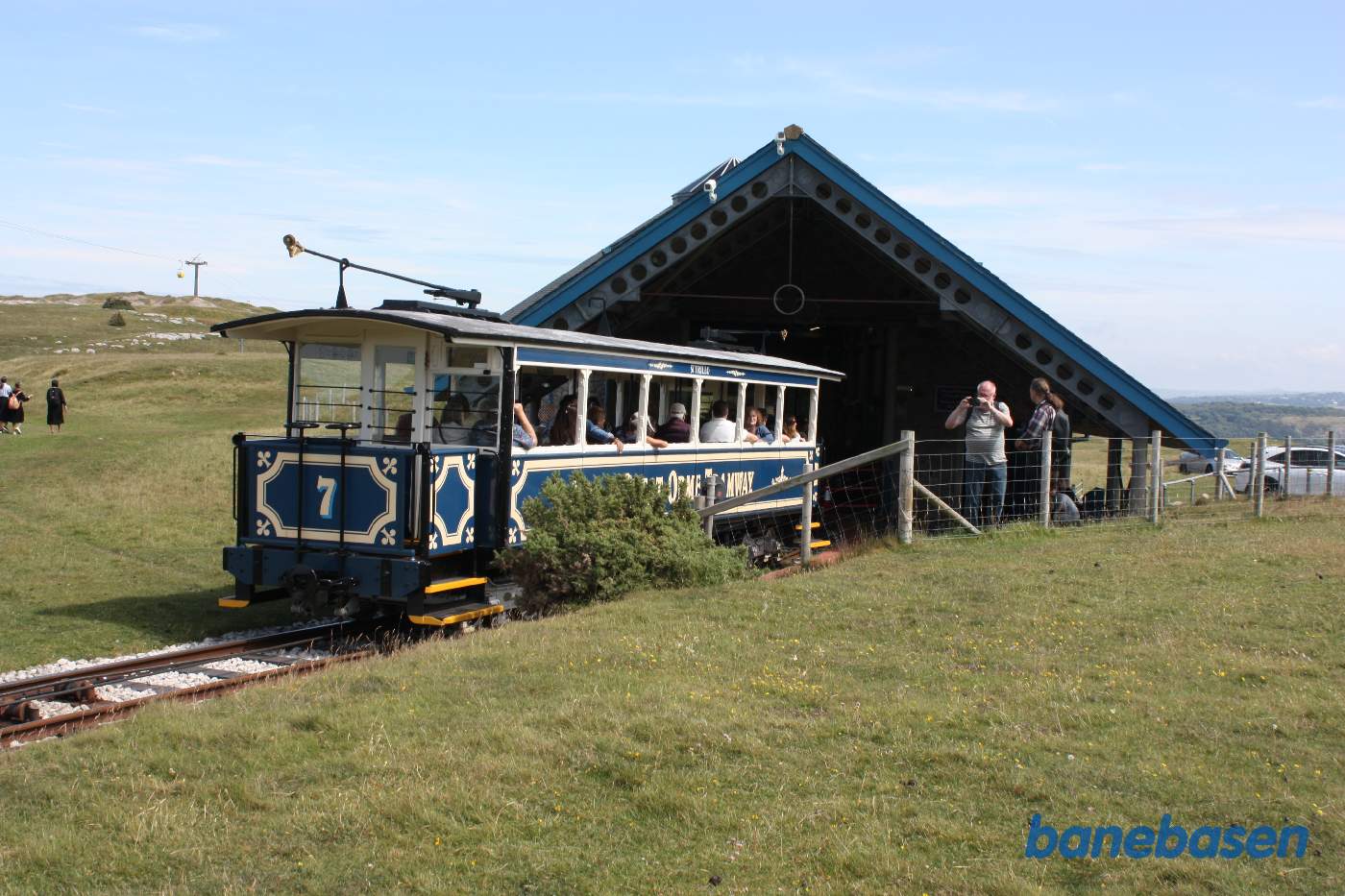 Den anden sporvogn på vej ind på mellemstationen
