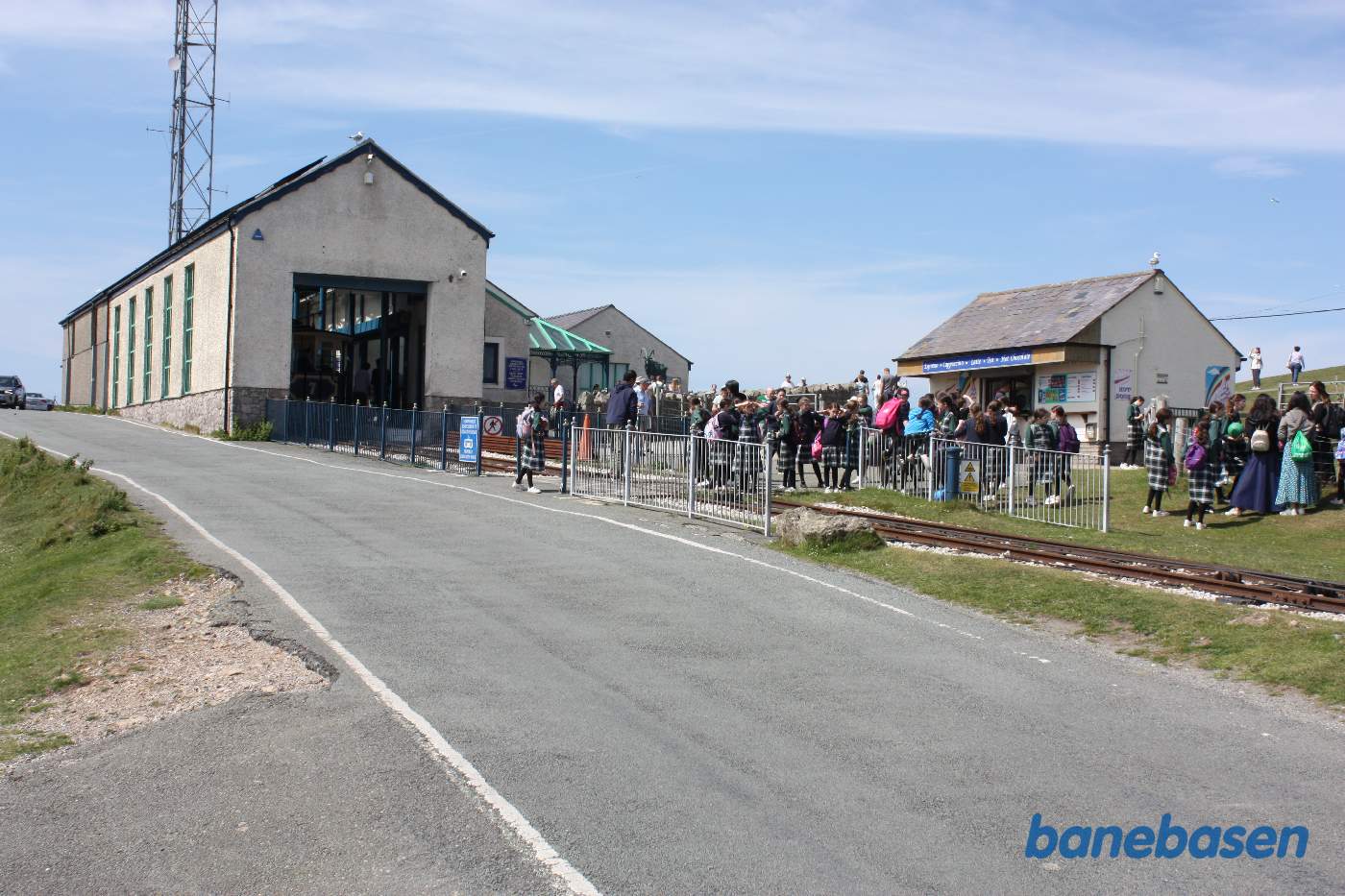 Endestationen, mange skolebørn på pladsen til højre