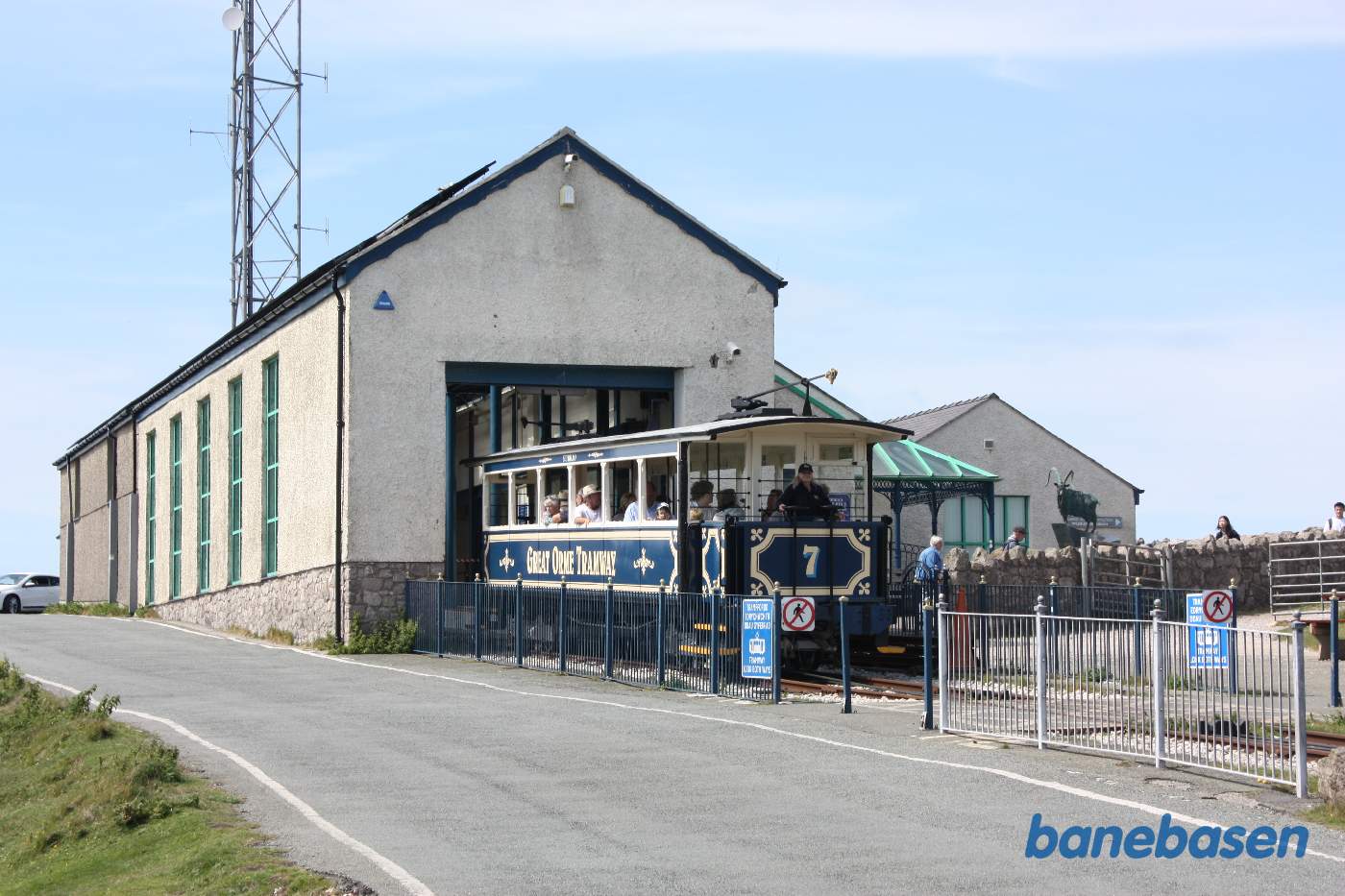 Sporvogn på vej ud af stationen og ned af bjerget