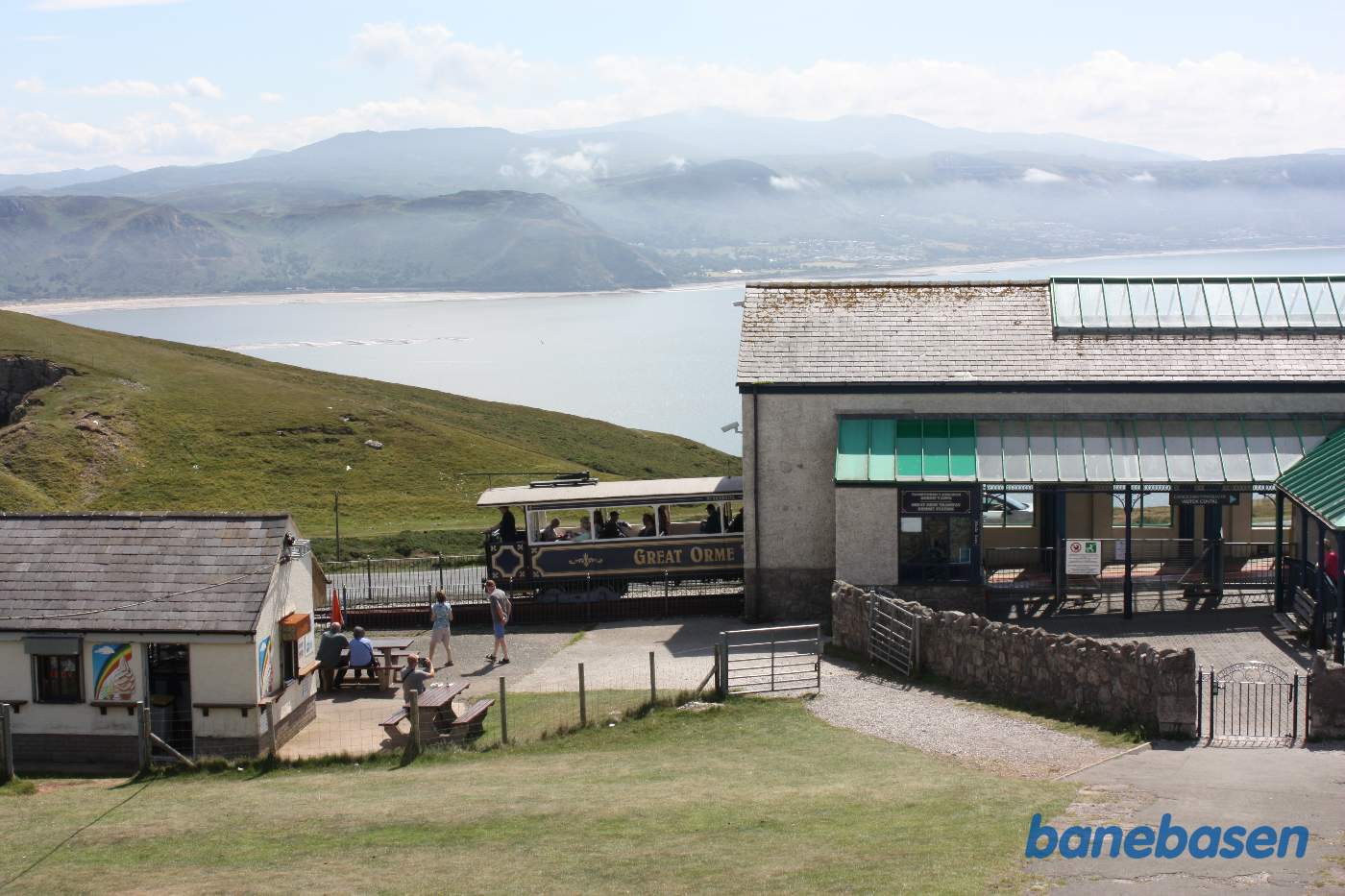 Sporvogn på vej ud af stationen og ned af bjerget