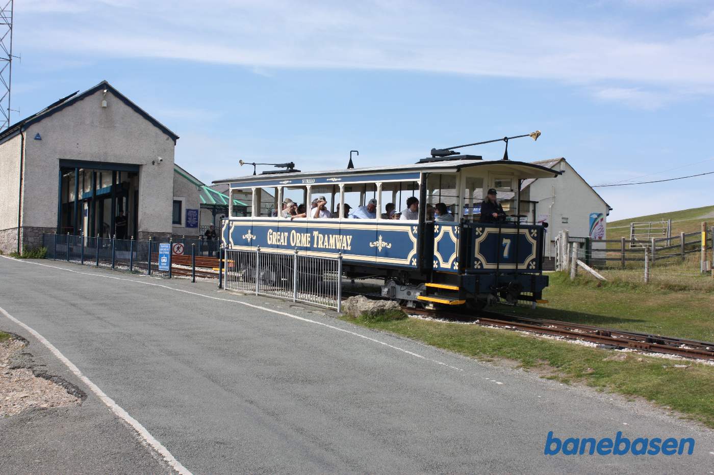 Sporvogn på vej ud af stationen og ned af bjerget
