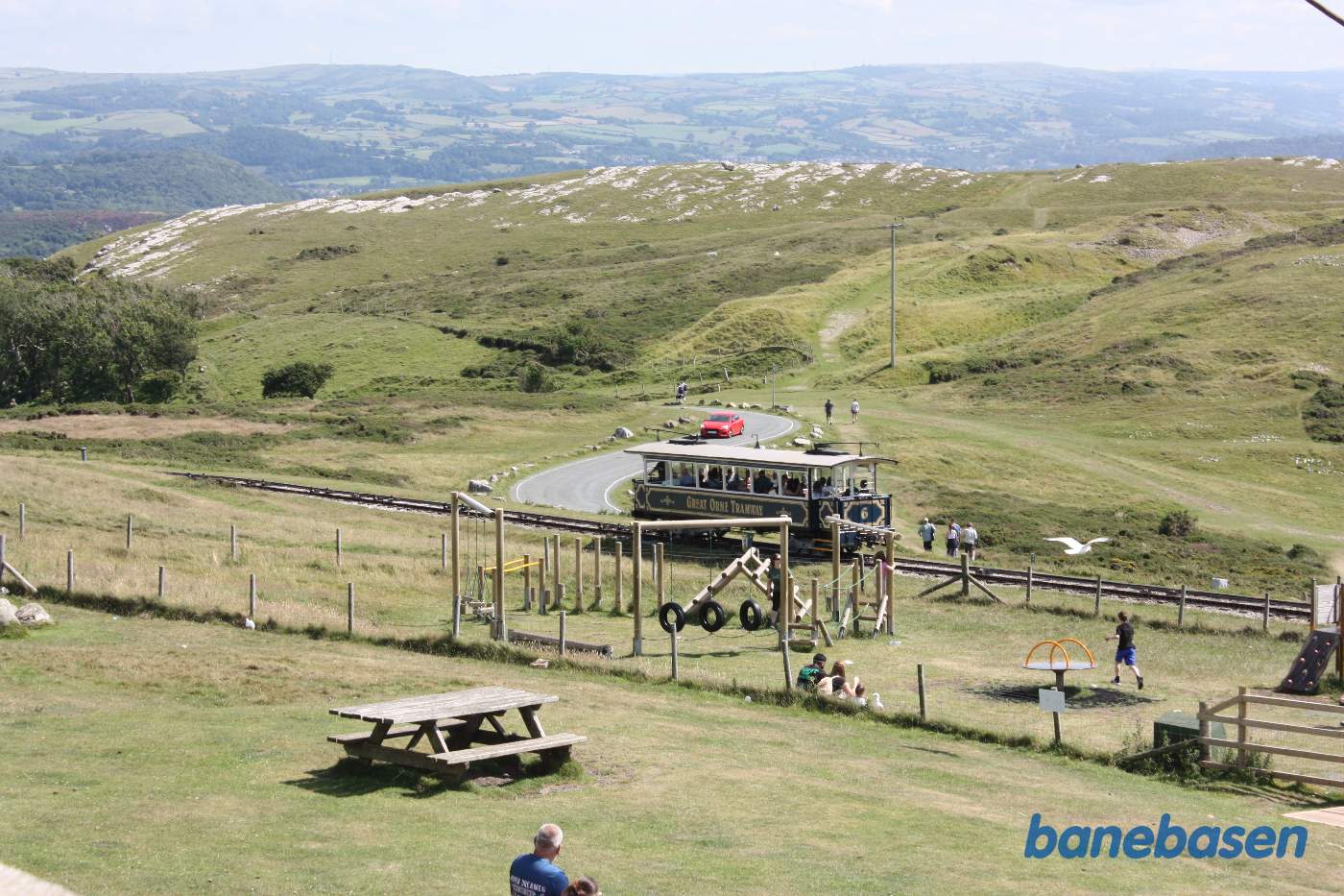 Sporvognen har netop forladt stationen på bjergets top