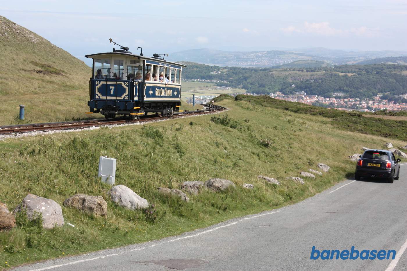 Sporvognen har netop forladt stationen på bjergets top