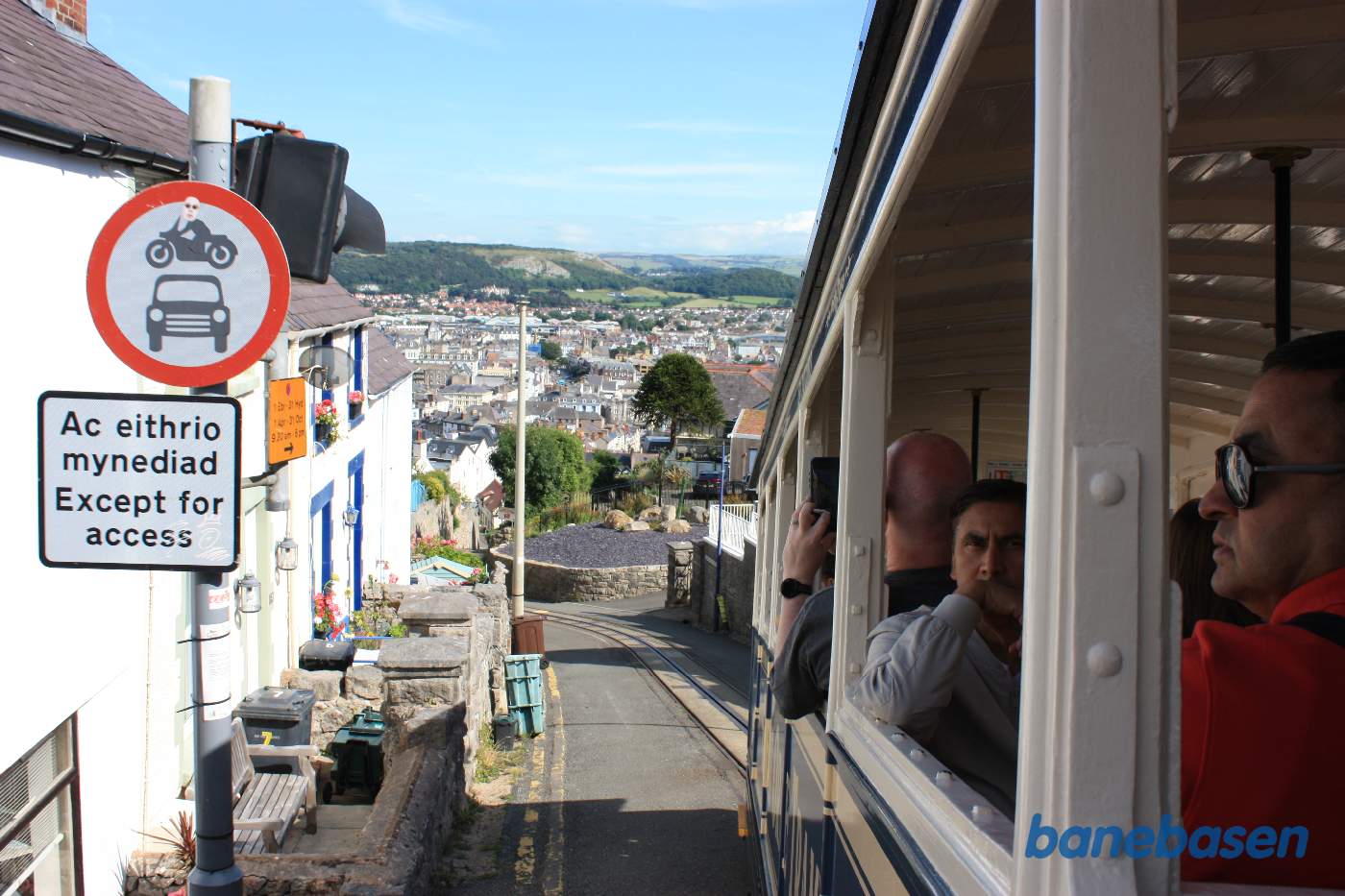 På vej ned gennem Llandudno by til endestationen