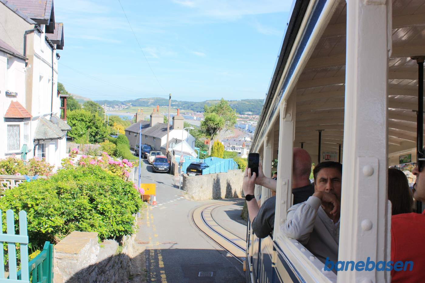 På vej ned gennem Llandudno by til endestationen