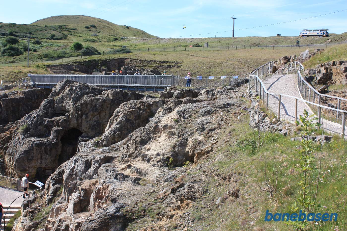 Et vue ud over mineområdet. Sporvognen ses oppe på højderykken