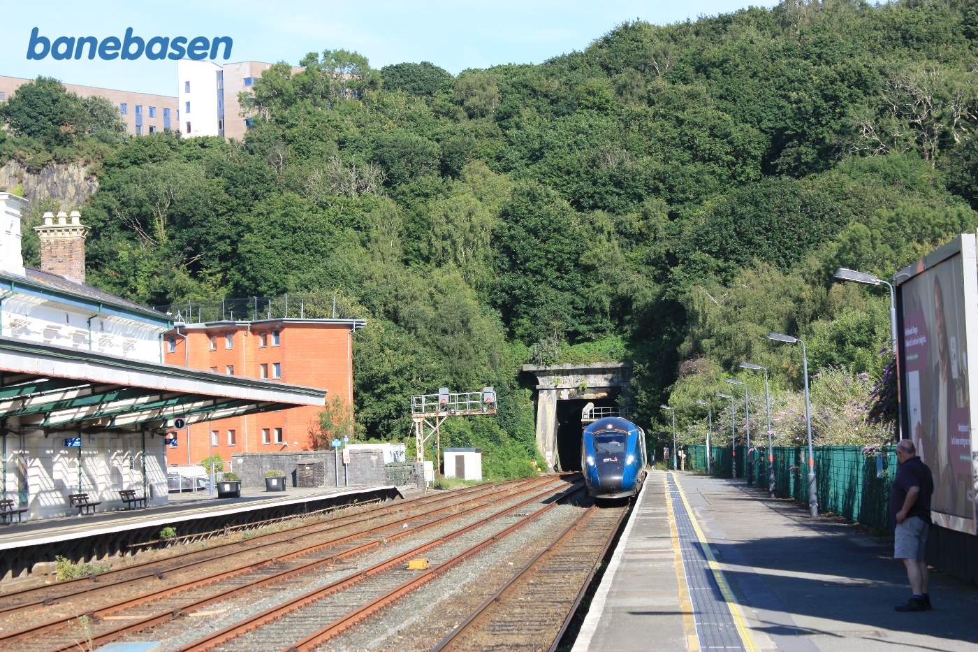 Persontog i retning mod Holyhead på vej ind på stationen
