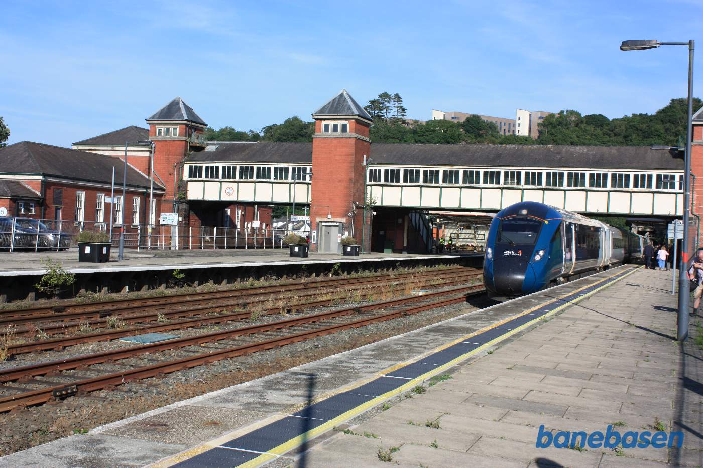 Persontog i retning mod Holyhead holder ved perron