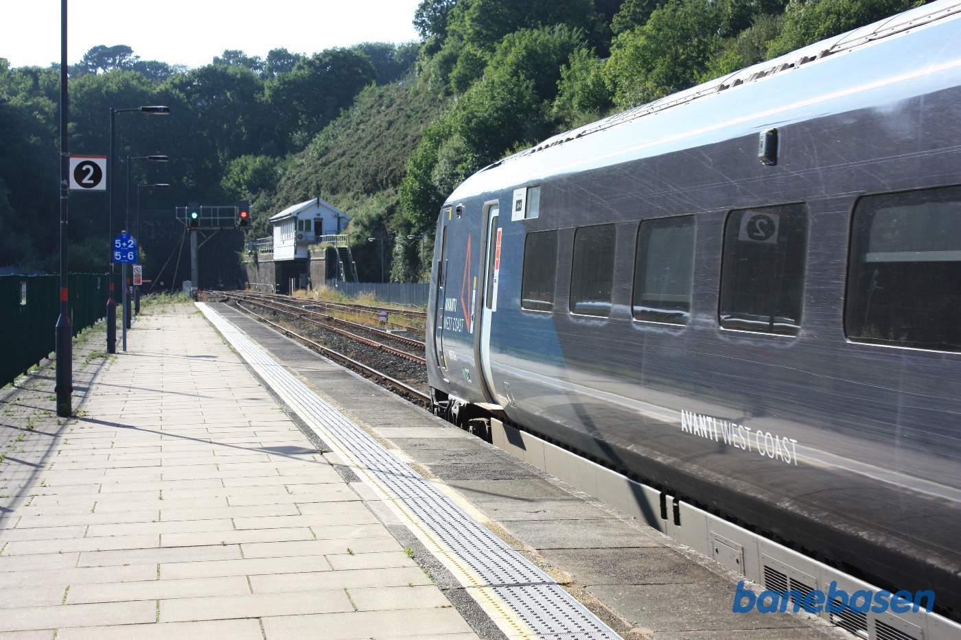 Persontog i retning mod Holyhead på vej ud af stationen