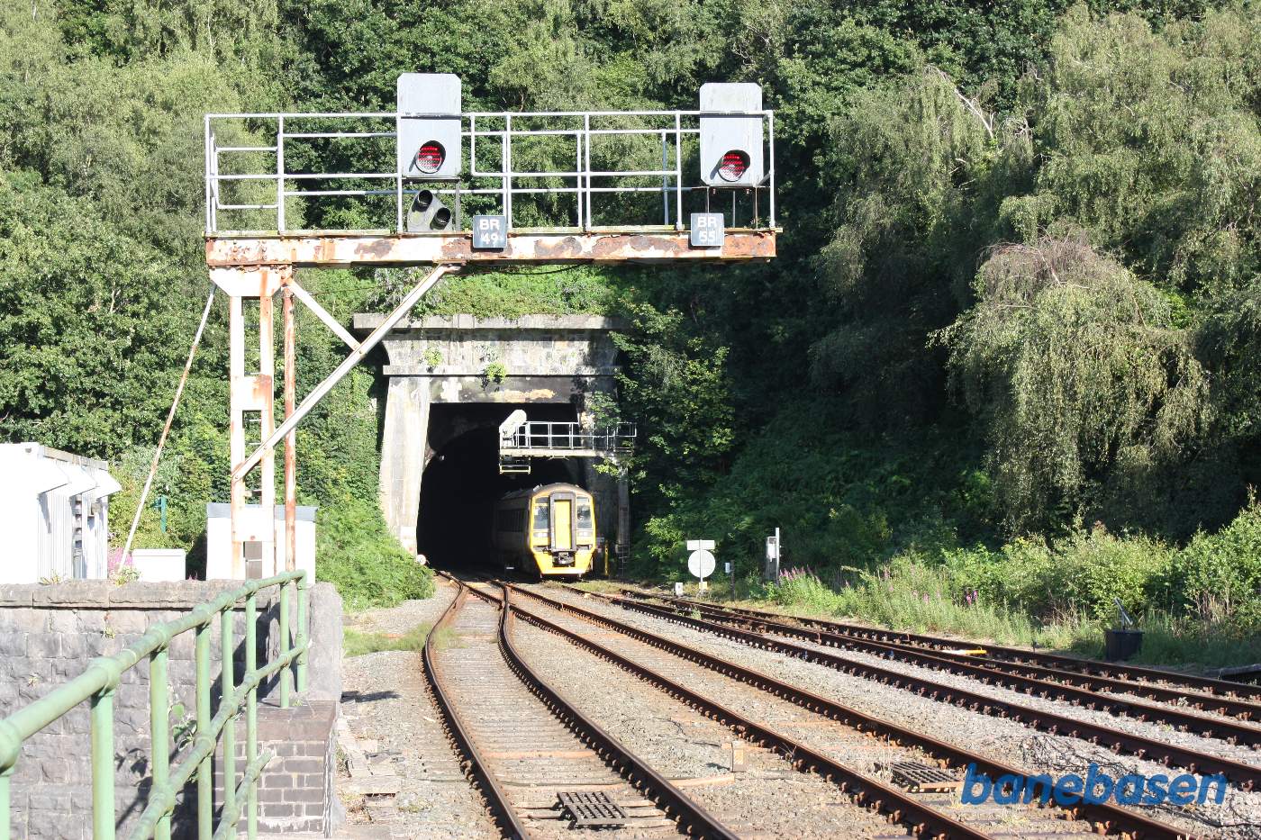 Persontog i retning mod Holyhead på vej ind på stationen
