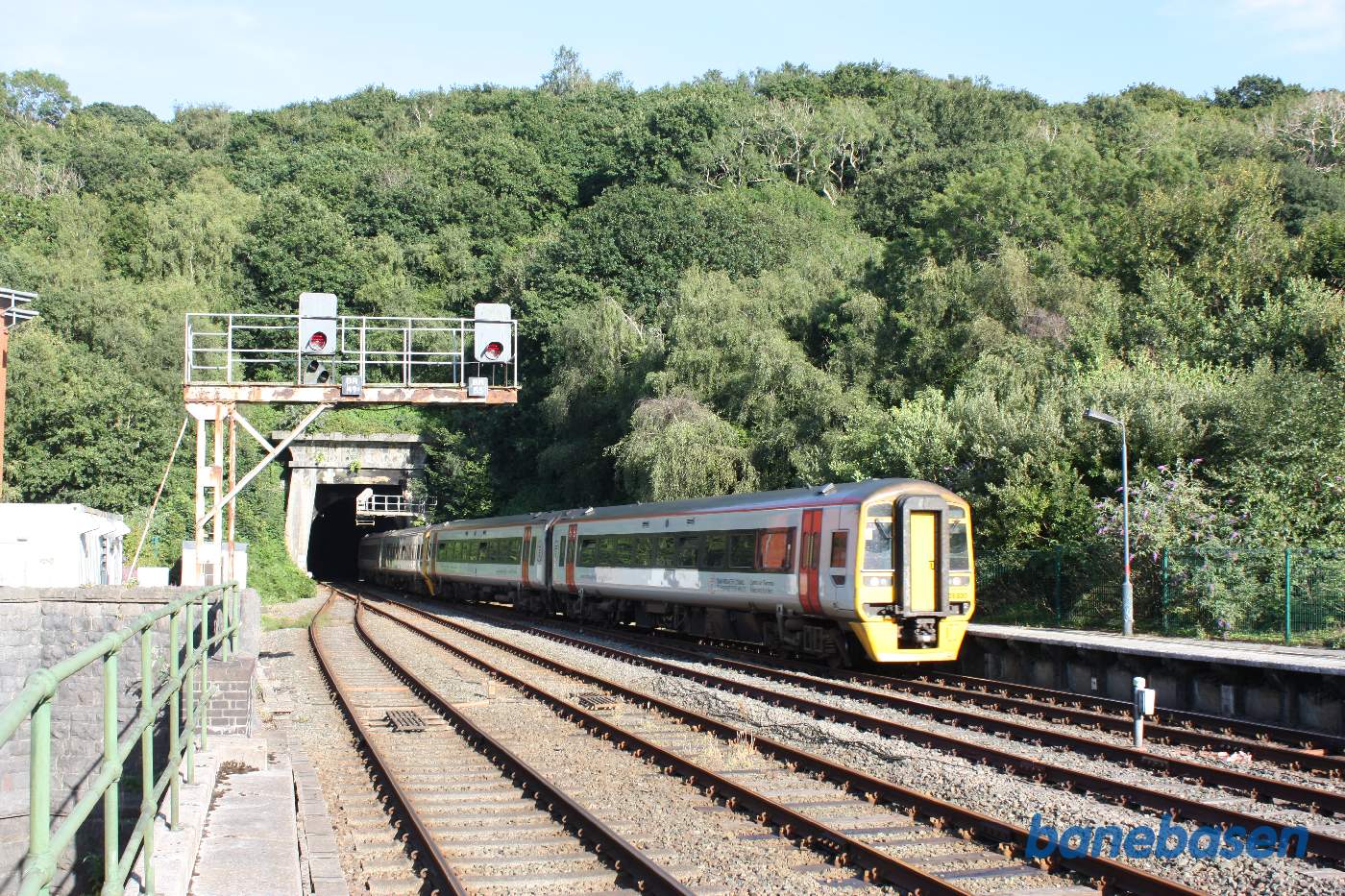 Persontog i retning mod Holyhead på vej ind på stationen