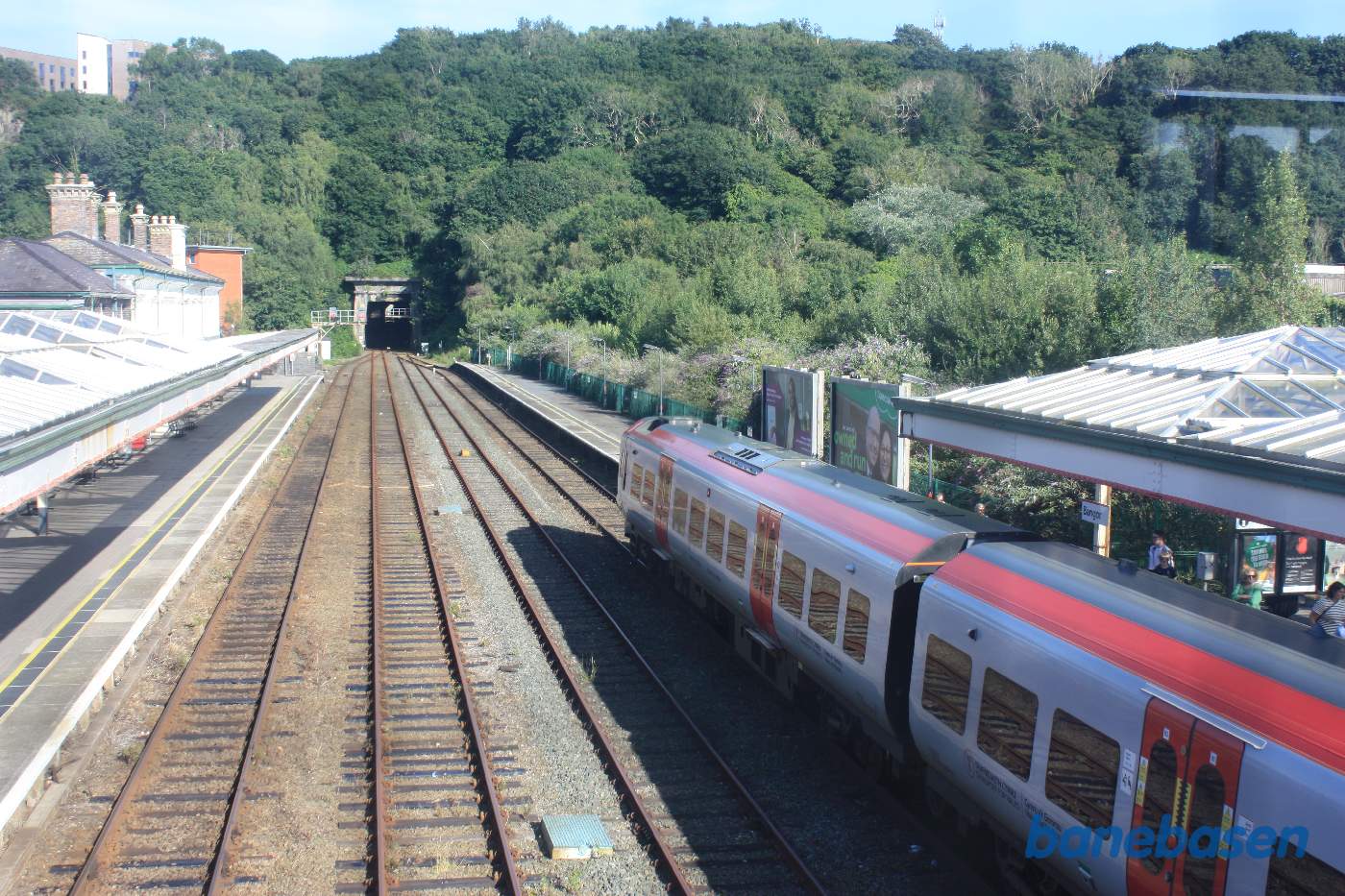 Persontog i retning mod Holyhead holder ved perron