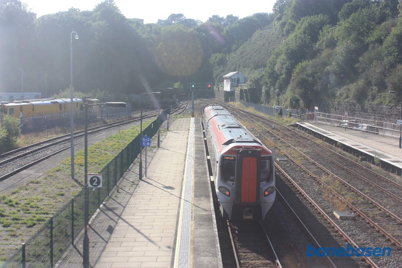 Persontog i retning mod Holyhead på vej ud af stationen