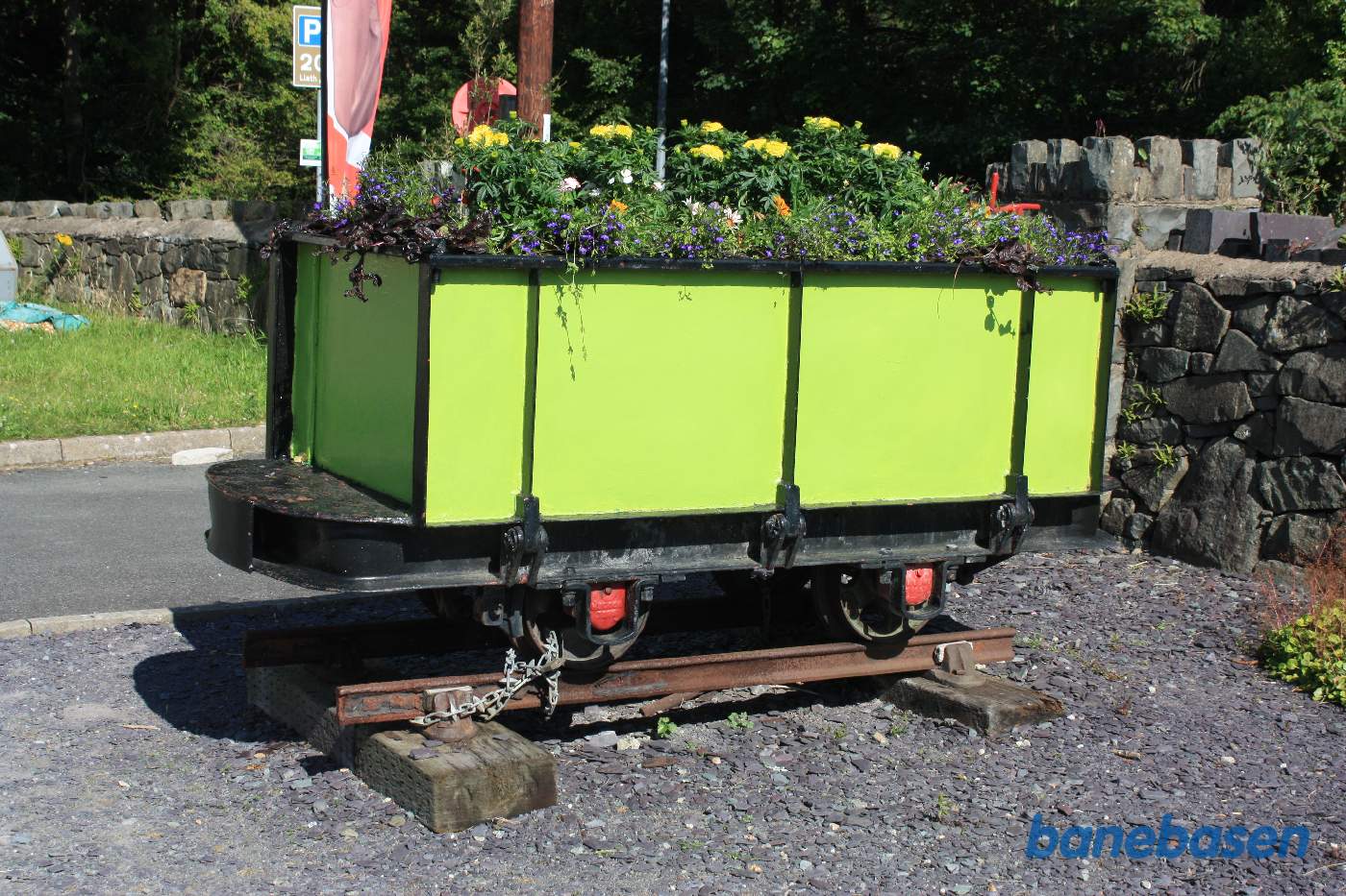 En skiffergodsvogn med blomster, opstillet som mindesmærke