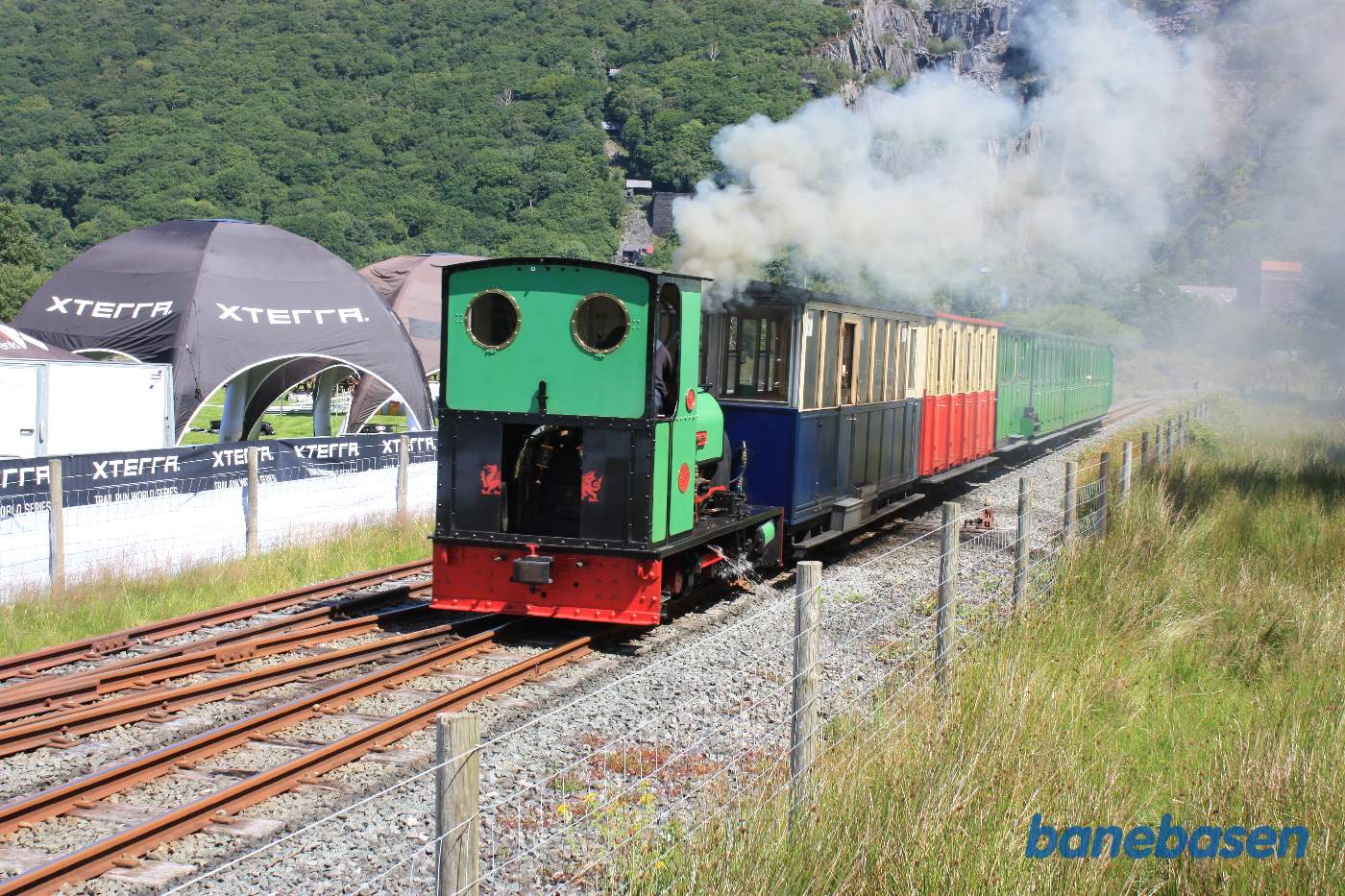 Damptoget på vej ind på stationen