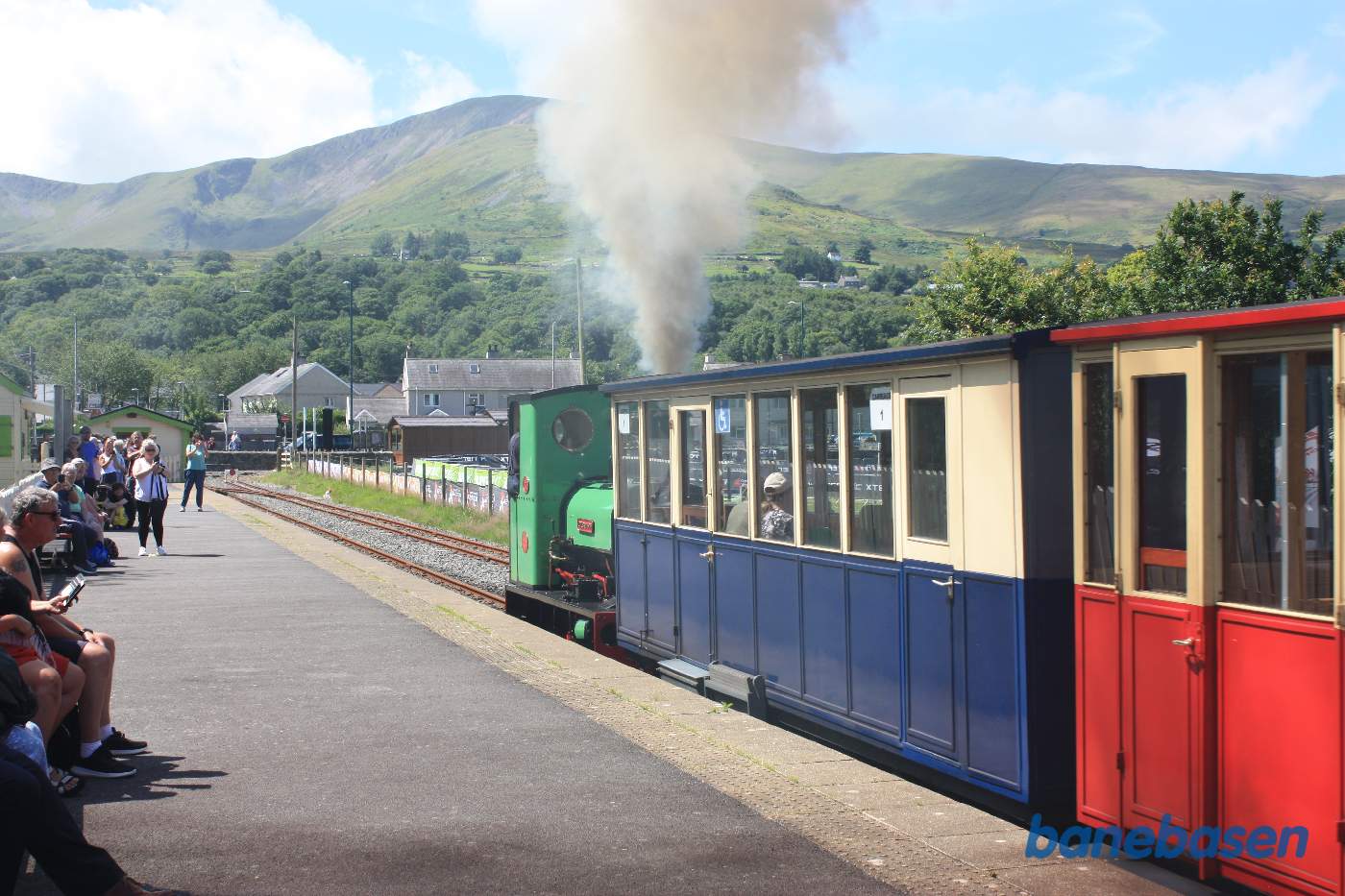 Damptoget på vej ind på stationen