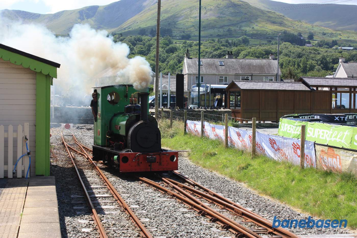 Damplokomotivet omløber vognene