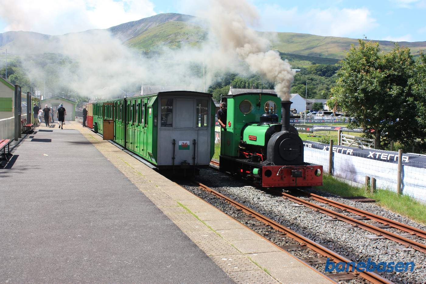 Damplokomotivet omløber vognene