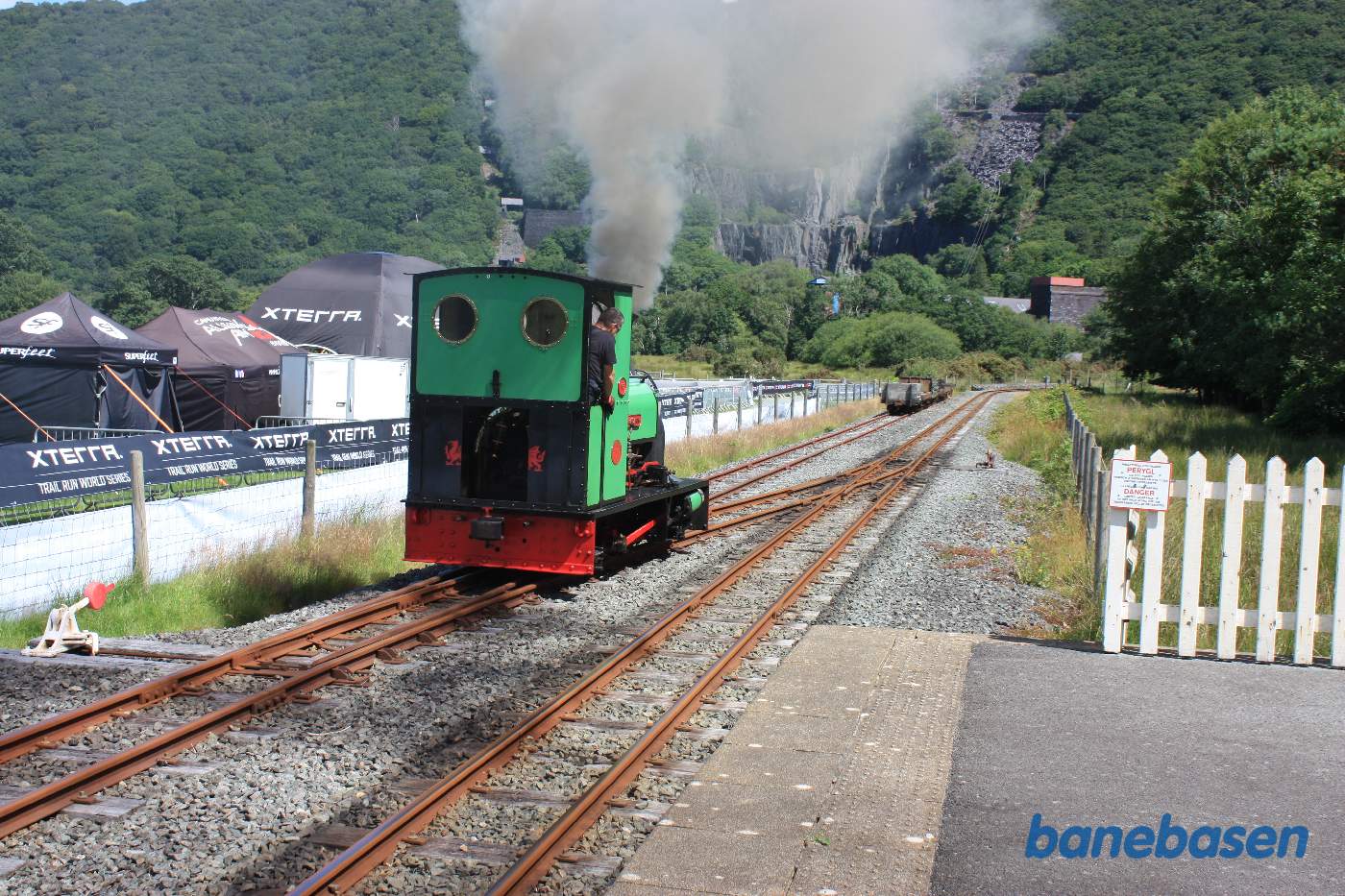 Damplokomotivet omløber vognene