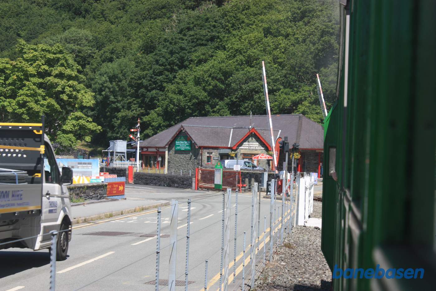 Persontoget nærmer sig Gilfach Ddu station. Stationen ses lige til venstre for lokomotivet