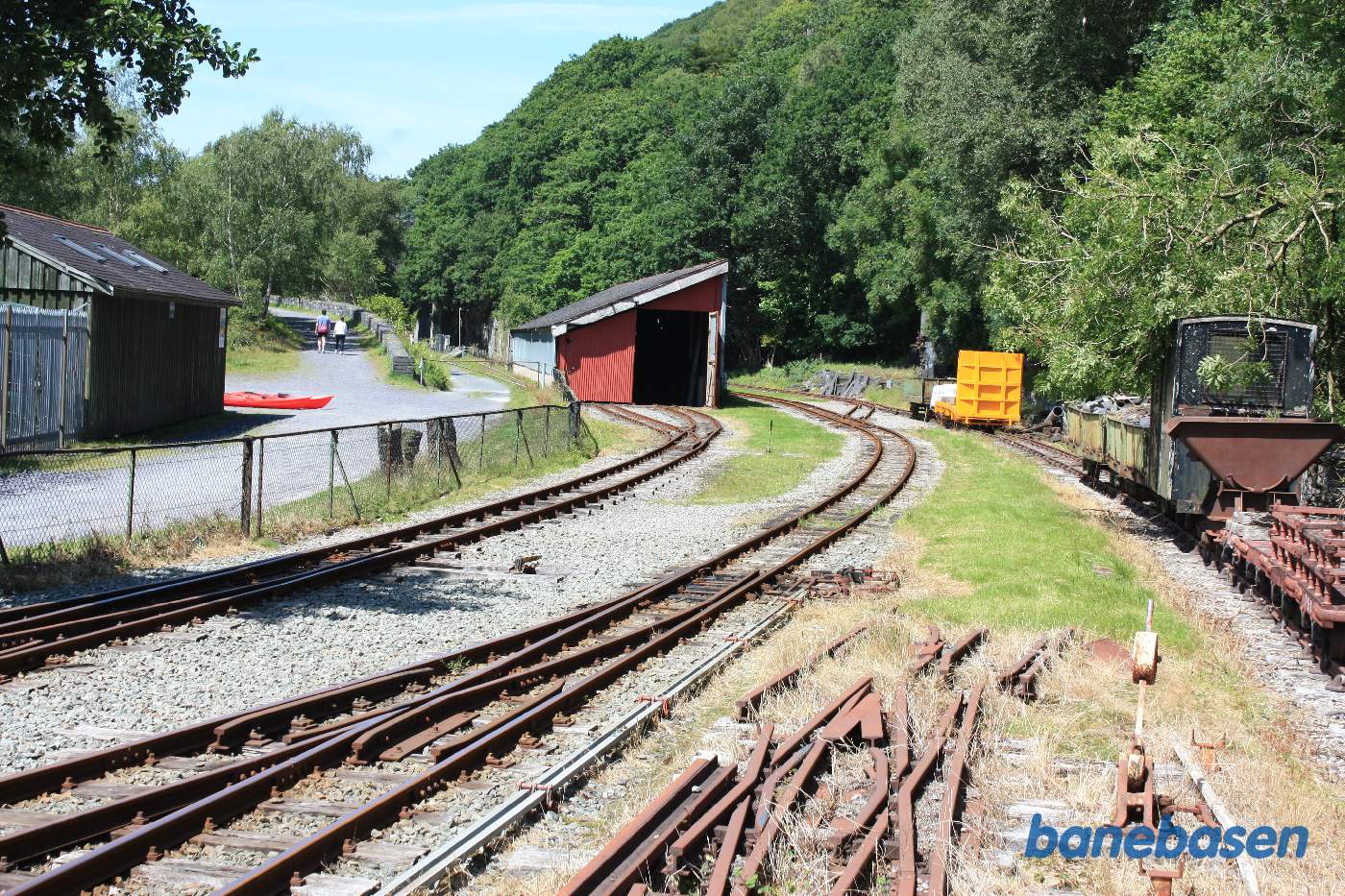 Udkørselsenden med vognhallen midt i billedet
