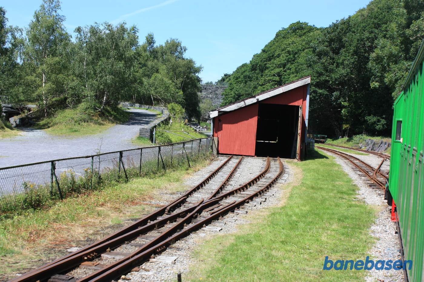 Udkørselsenden med vognhallen midt i billedet