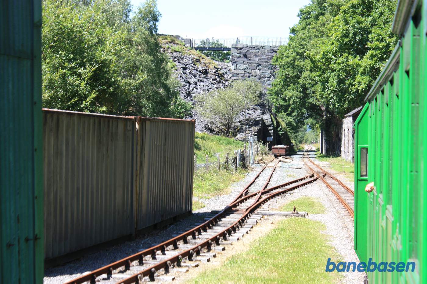 Udkørselsenden med den store mur og åbningen midt i billedet