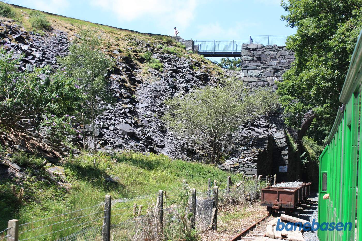 Så kører toget gennem muren