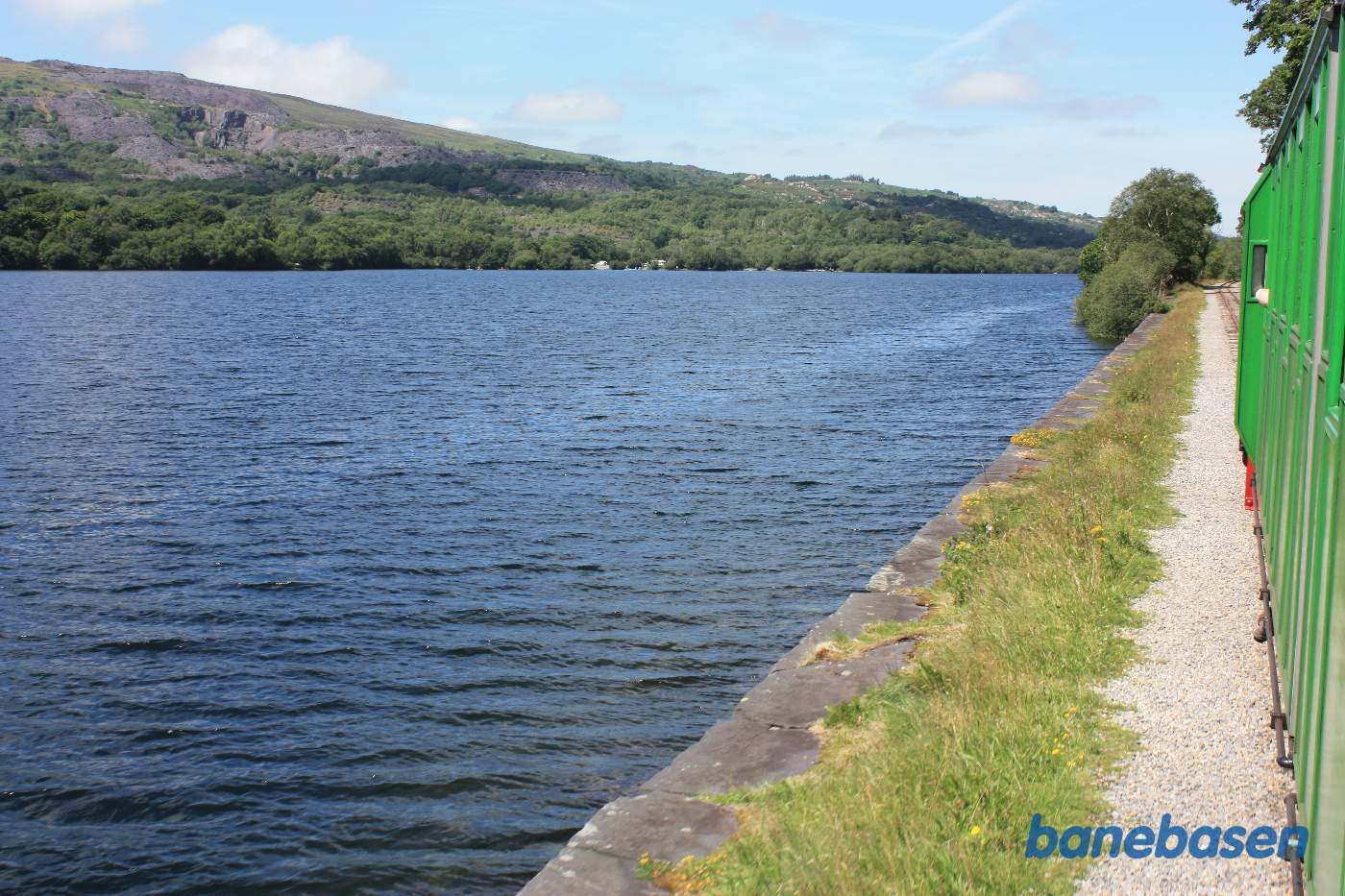 Lige efter stationen løber banen tæt langs søens bred