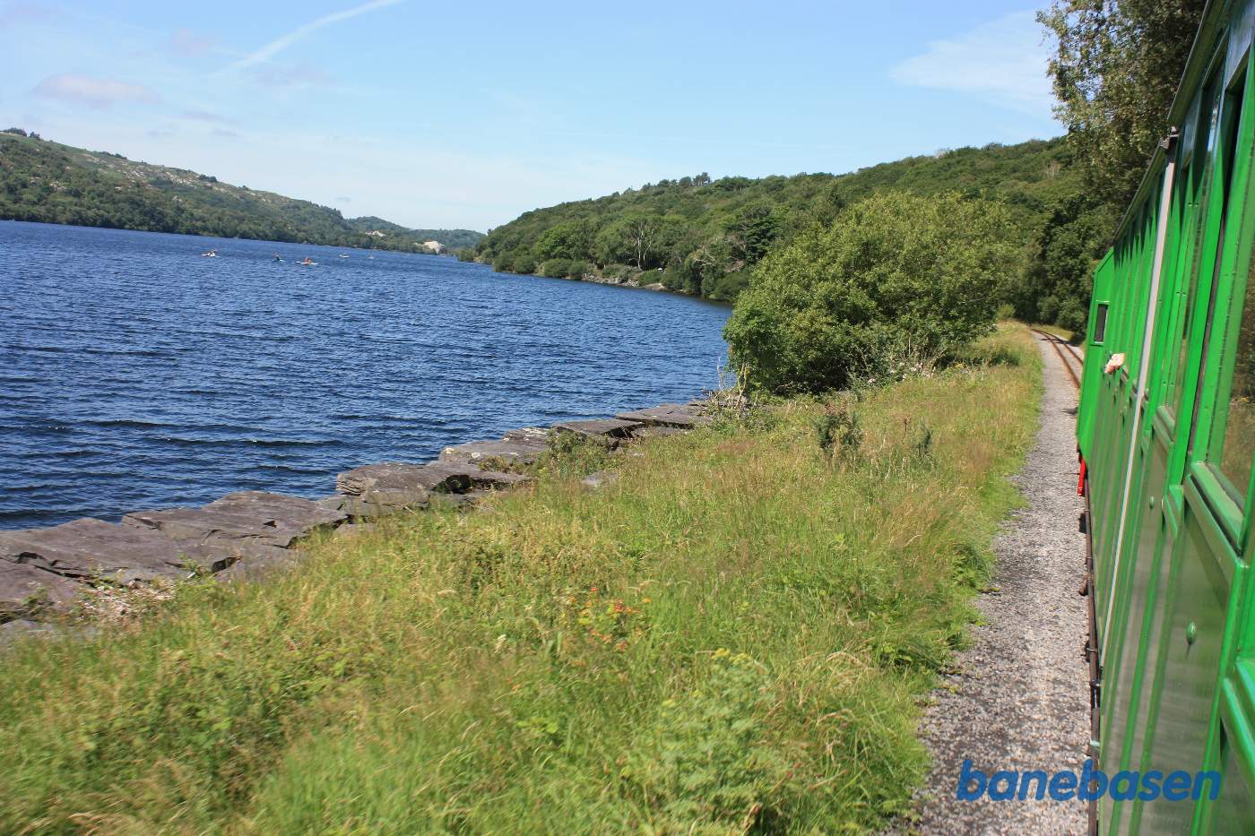 Banen løber langs søen