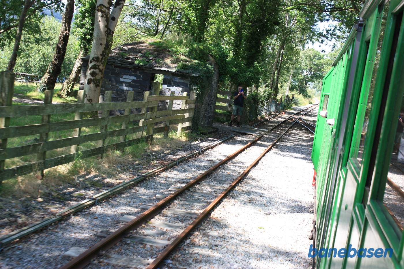 Toget suser gennem mellemstationen