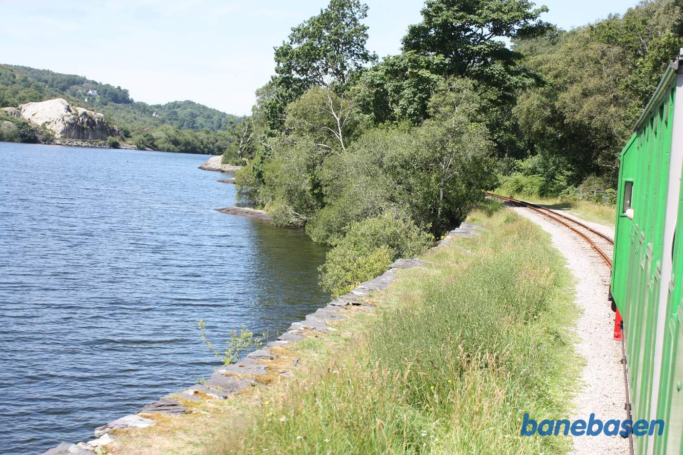Så kører toget igen langs søen