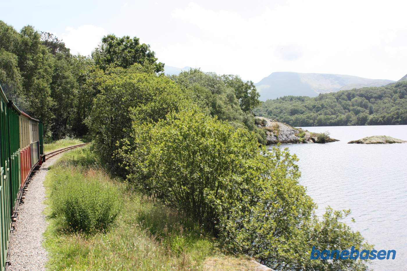 Persontoget på vej til Cei Llydan langs søens kant