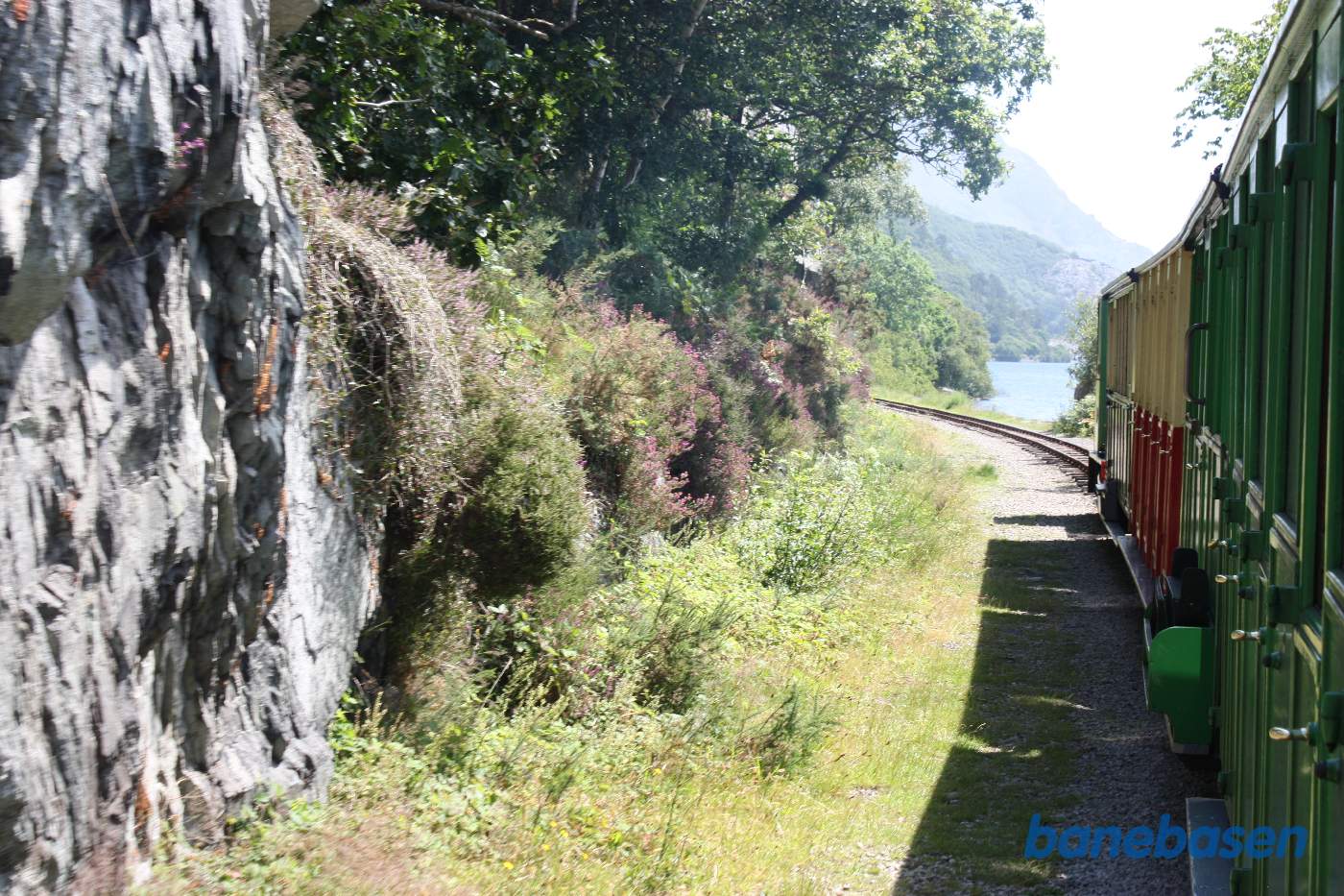 Persontoget på vej til Cei Llydan langs søens kant