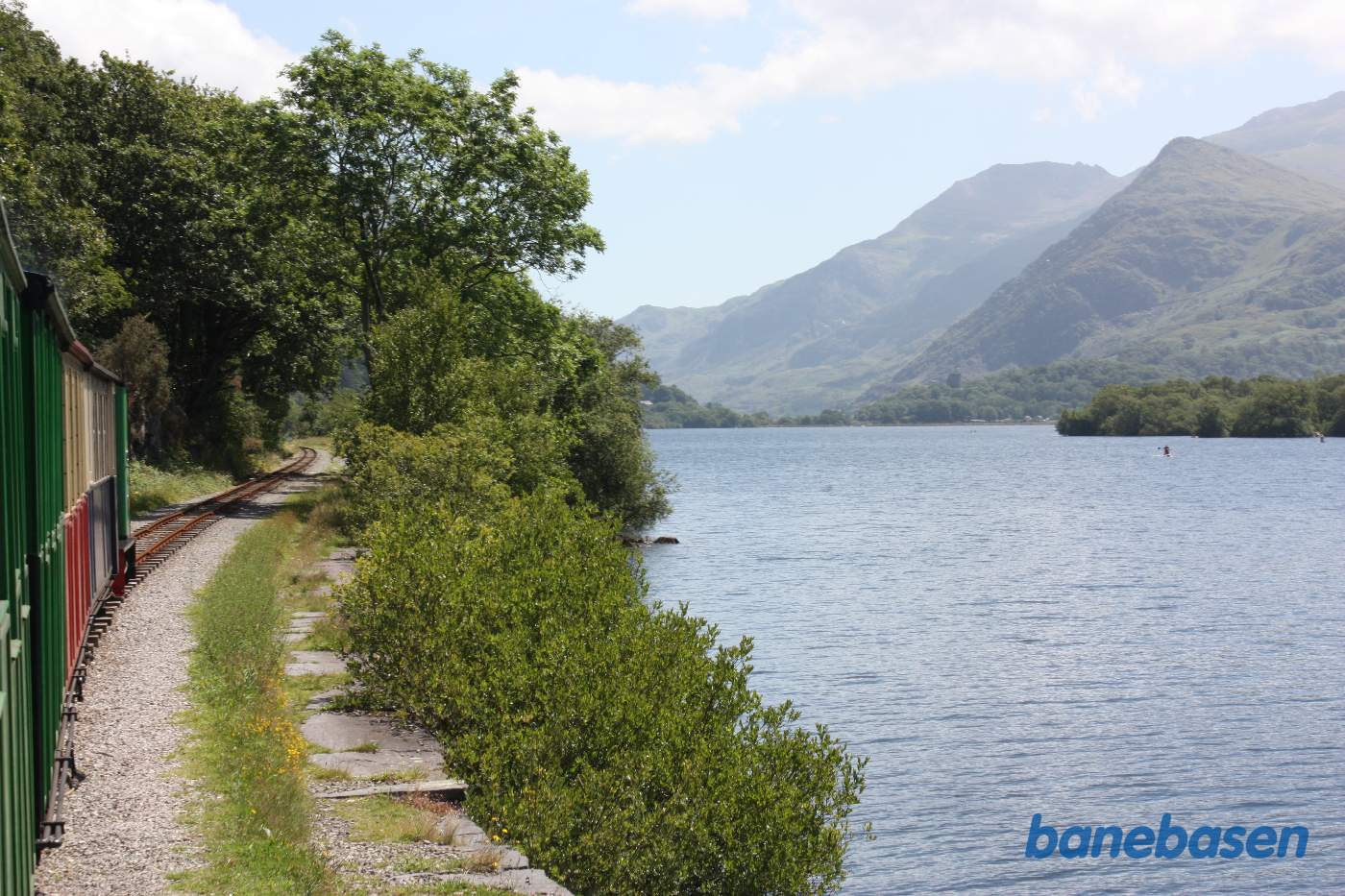 Persontoget på vej til Cei Llydan langs søens kant