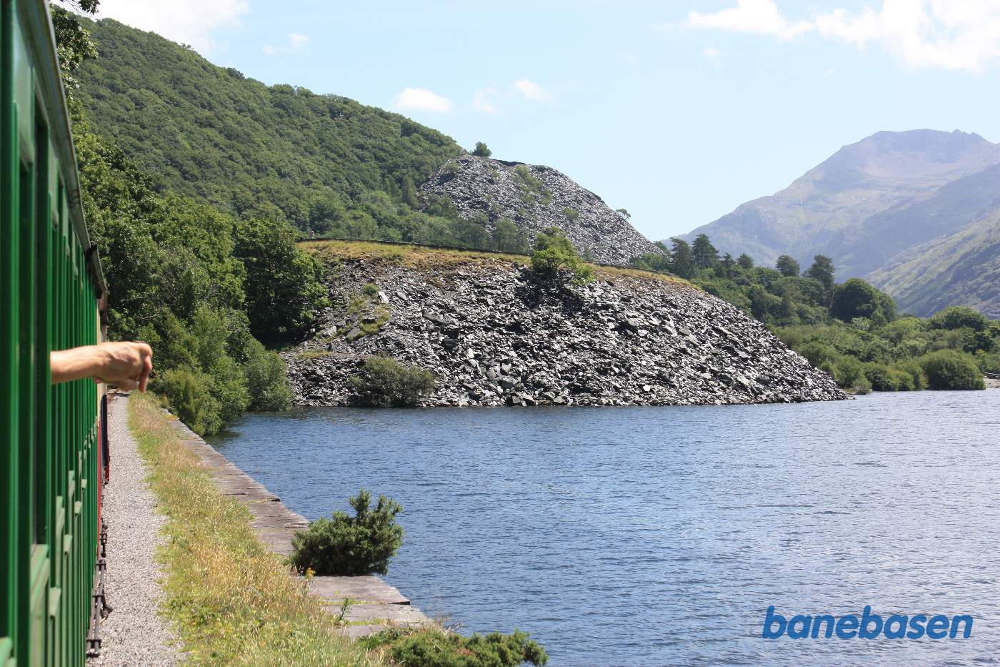 Indkørslen til Gilfach Ddu. Den store mur lige fremme