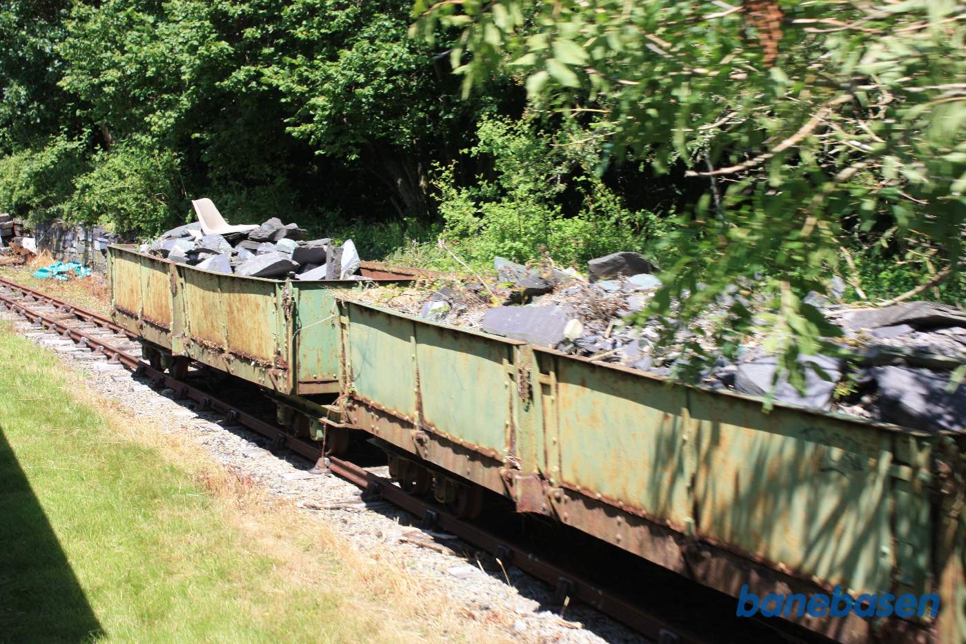 Godsvogne med sten i sidesporet