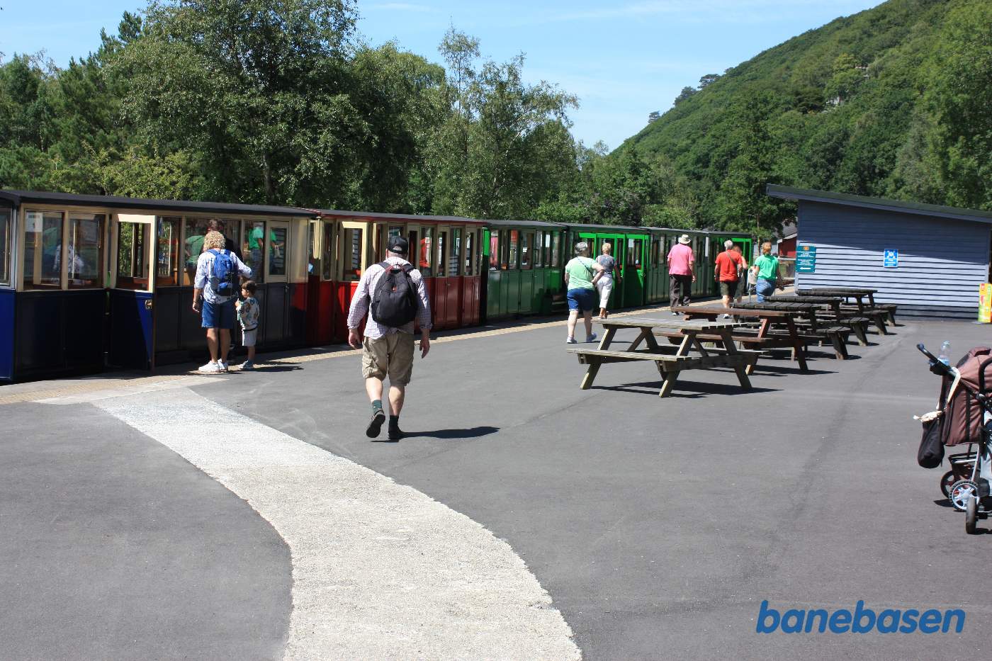 Perronen med persontoget der holder klar til at køre videre til Llanberis