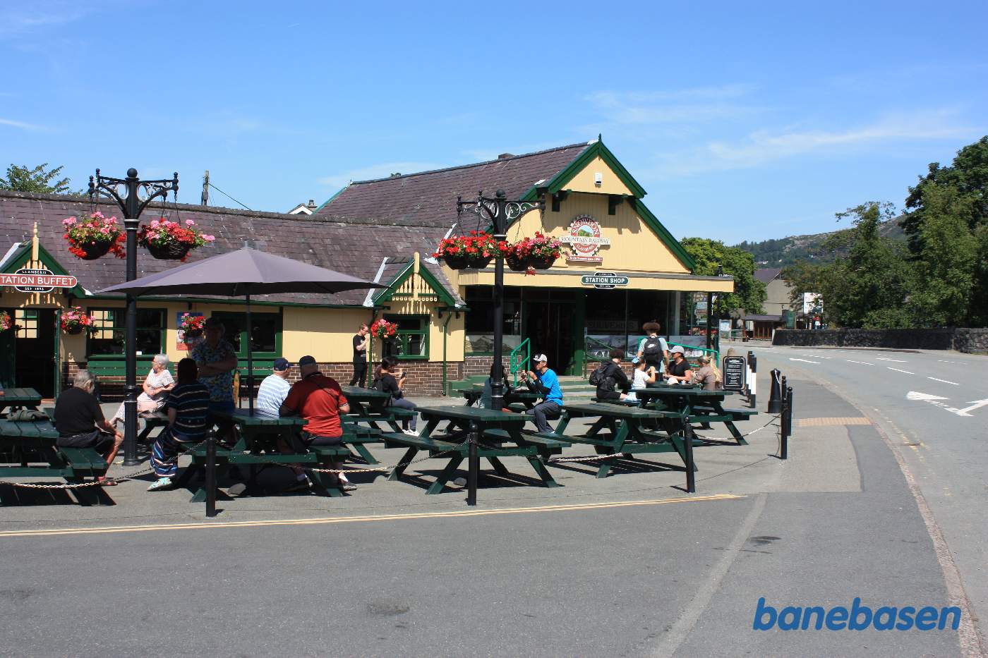 Stationen set fra vejen