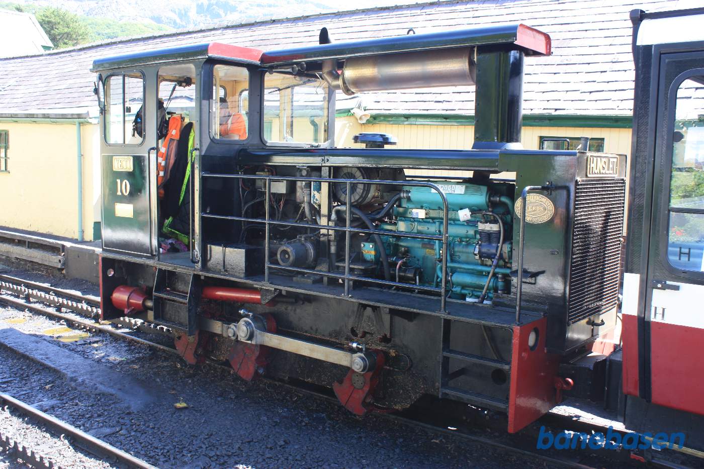 Diesellokomotivet skubber personvognen op ad banen