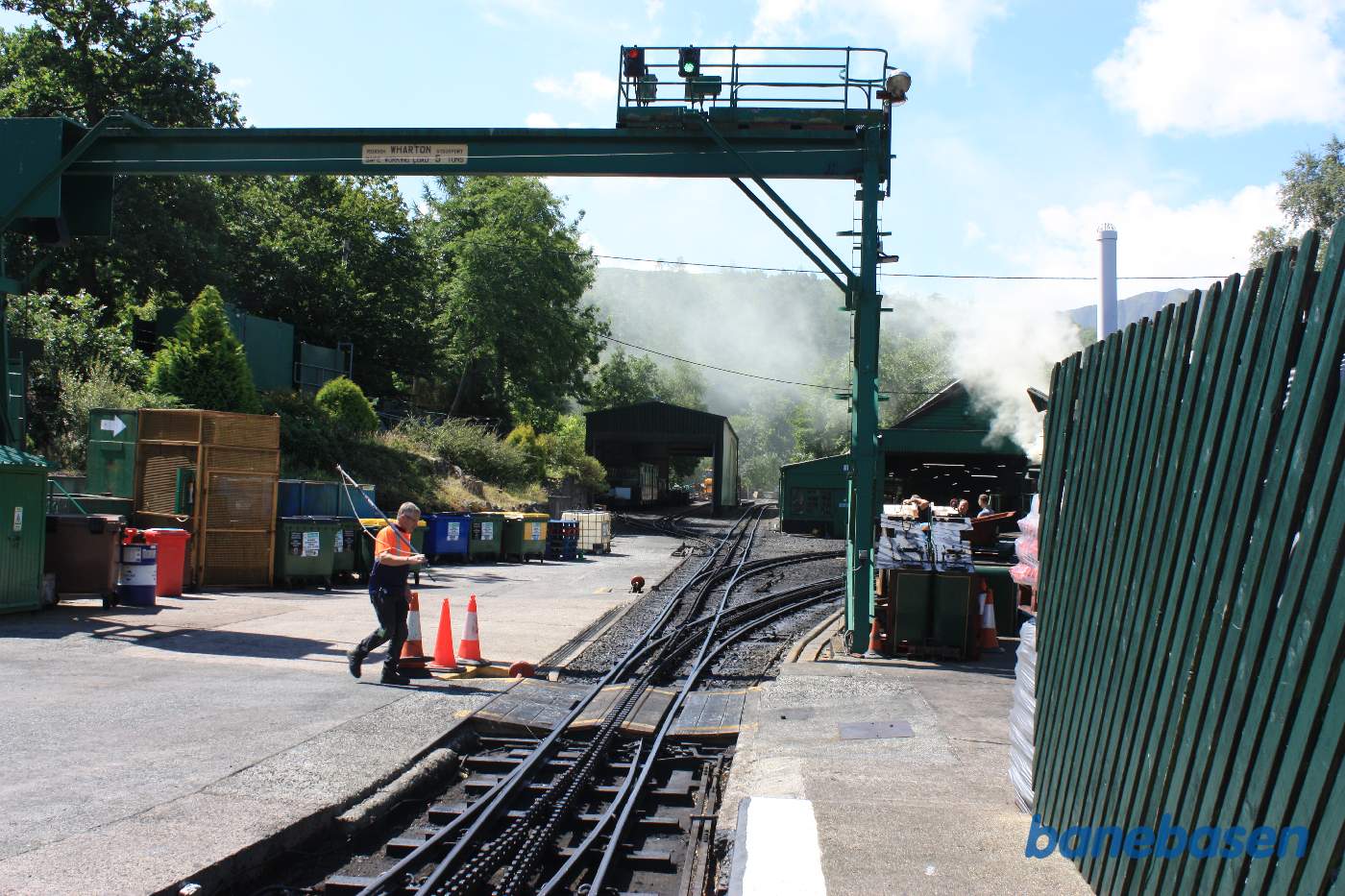 På begge sider af hovedsporet ligger der vognhal og remise